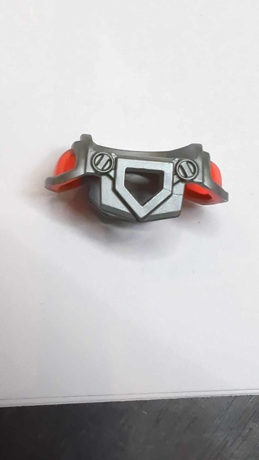 Minifiguren-Rüstungsbrustplatte mit pentagonalem Ausschnitt vorne und 2 Noppen hinten mit geformtem Muster aus transparent-neon-orangefarbenen Schulterpolstern pearlsilber