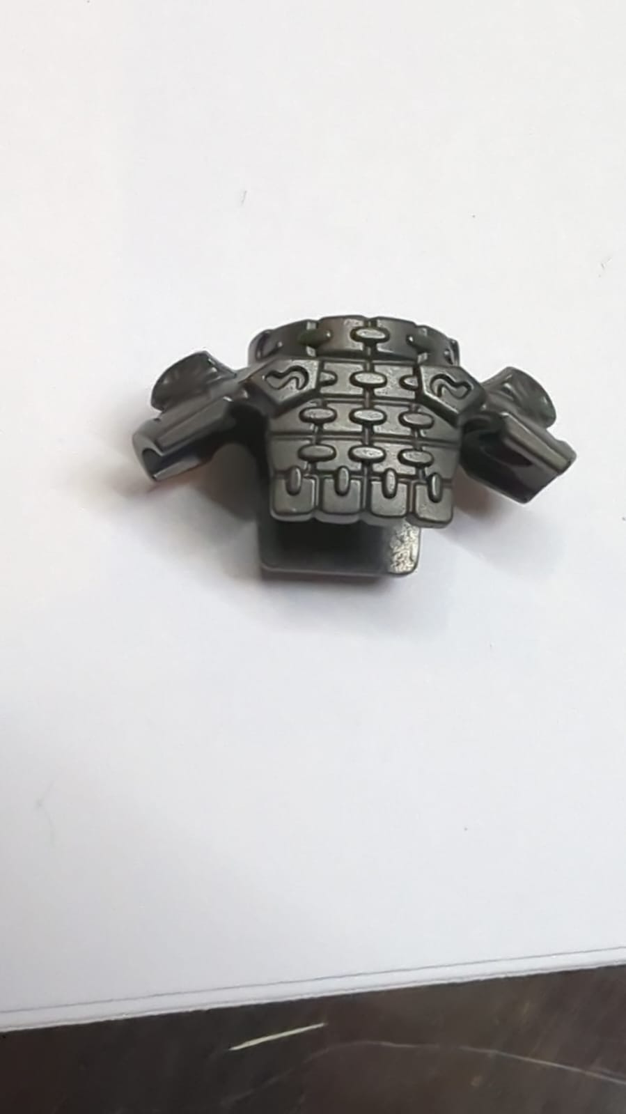 Minifiguren-Rüstungsbrustplatte mit rundem Kragen, Kettenhemd, Schulterpolstern mit Schlangenköpfen und 1 Noppe auf der Rückseite titan