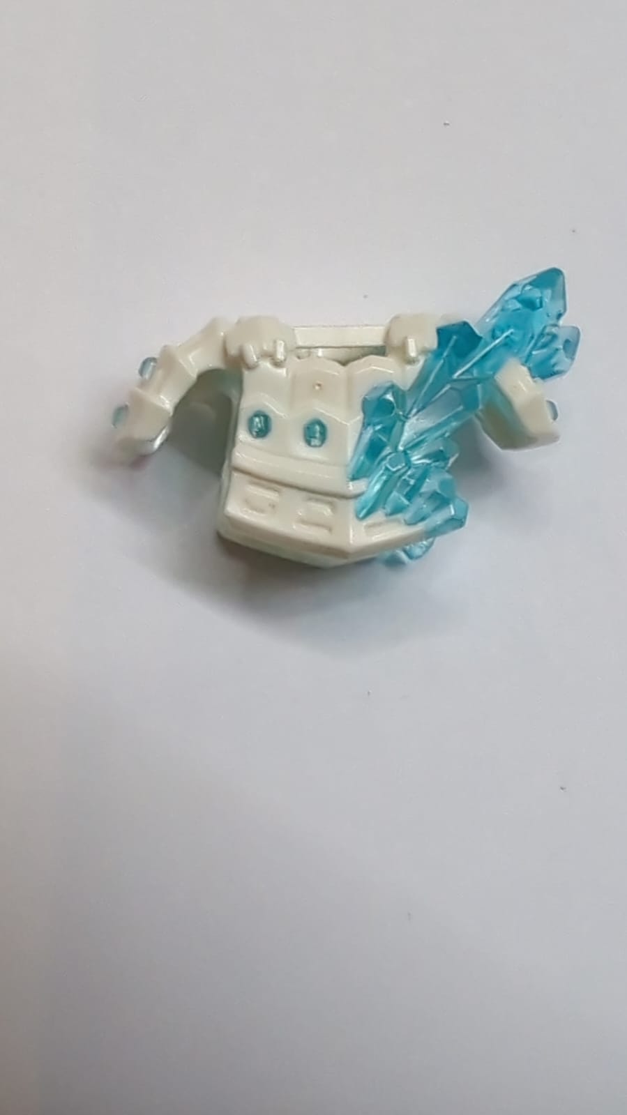 Minifiguren-Rüstung Brustplatte mit Schulterpolstern mit geformtem Muster aus transluzenten hellblauen Kristallen weiß