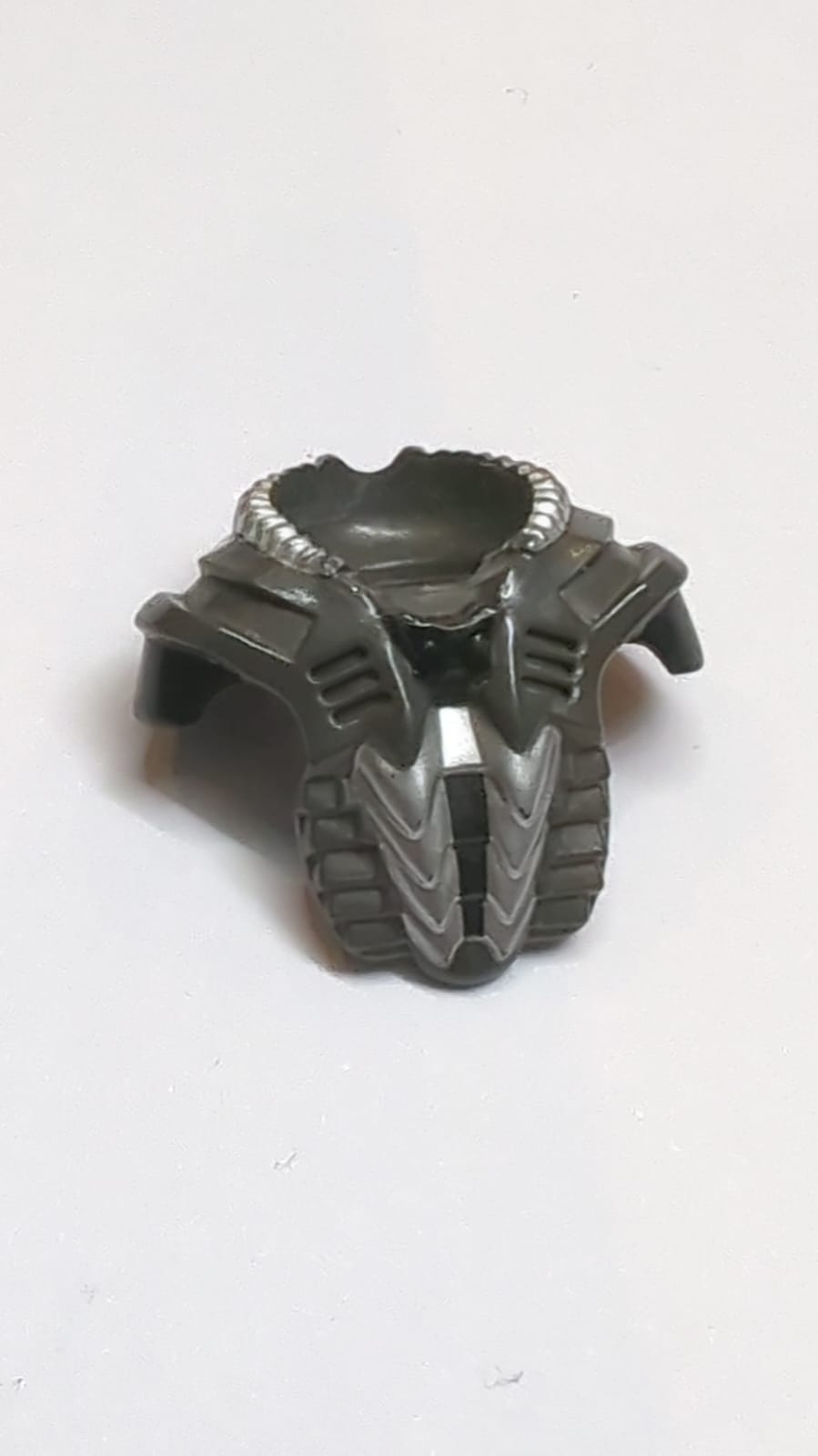 Minifiguren Rüstung für den Weltraum mit Schulterpolstern und Brustpanzer mit schwarzem und silbernem Markierungs-Muster titan
