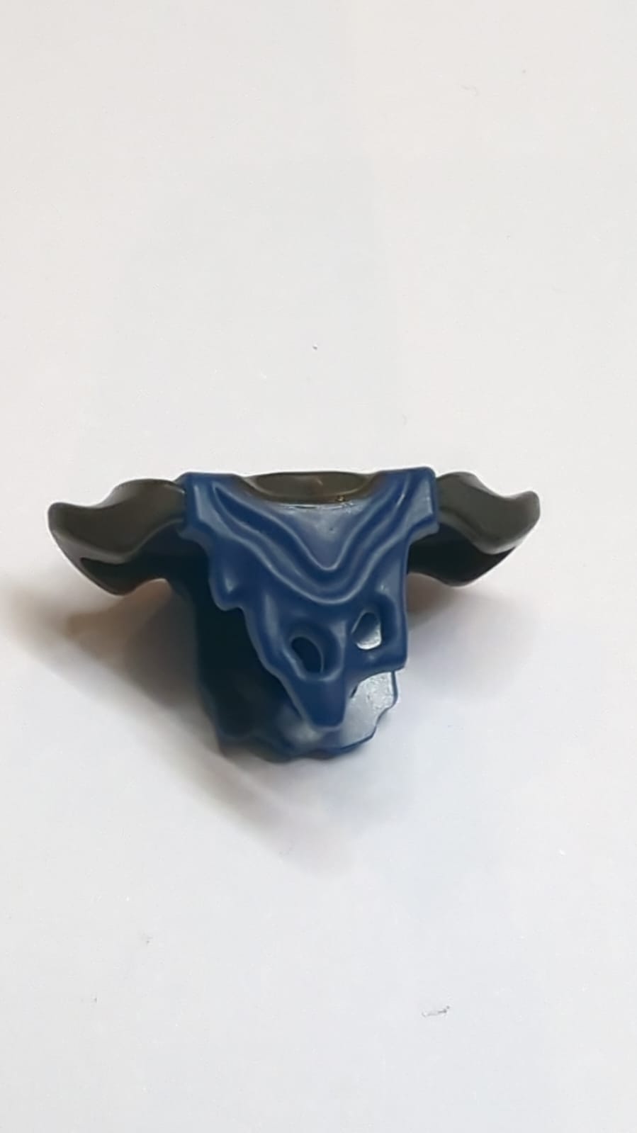 Minifigur Rüstungsschultern mit geformtem dunkelblauem, zerlumptem Robenmuster titan