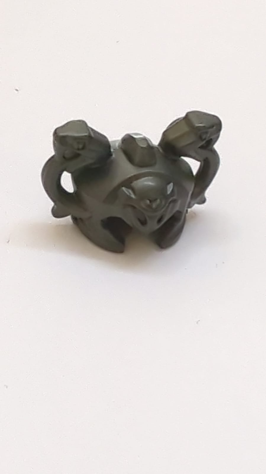 Minifigur, Kopfbedeckung Helm Ninjago mit Wangenprotektor und 2 Schlangen mit Reißzähnen titan