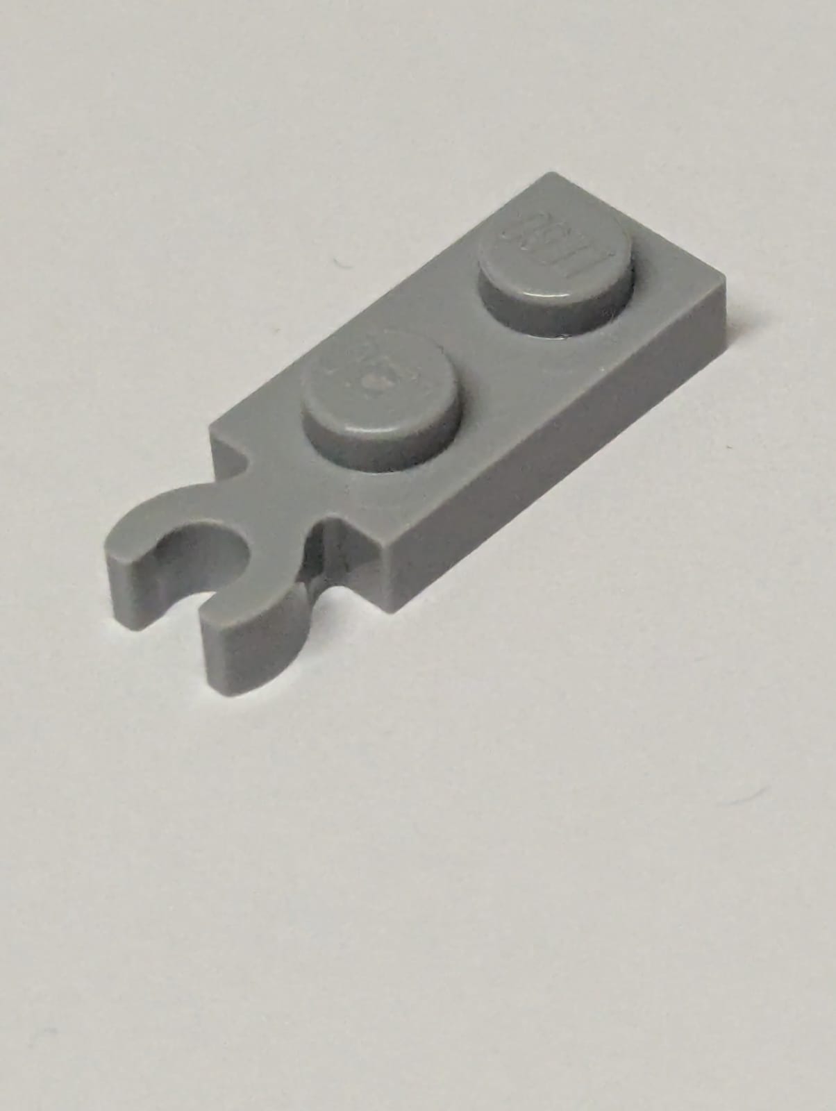 NEU Platte, modifiziert 1 x 2 mit Clip am Ende (vertikaler Griff) neuhellgrau