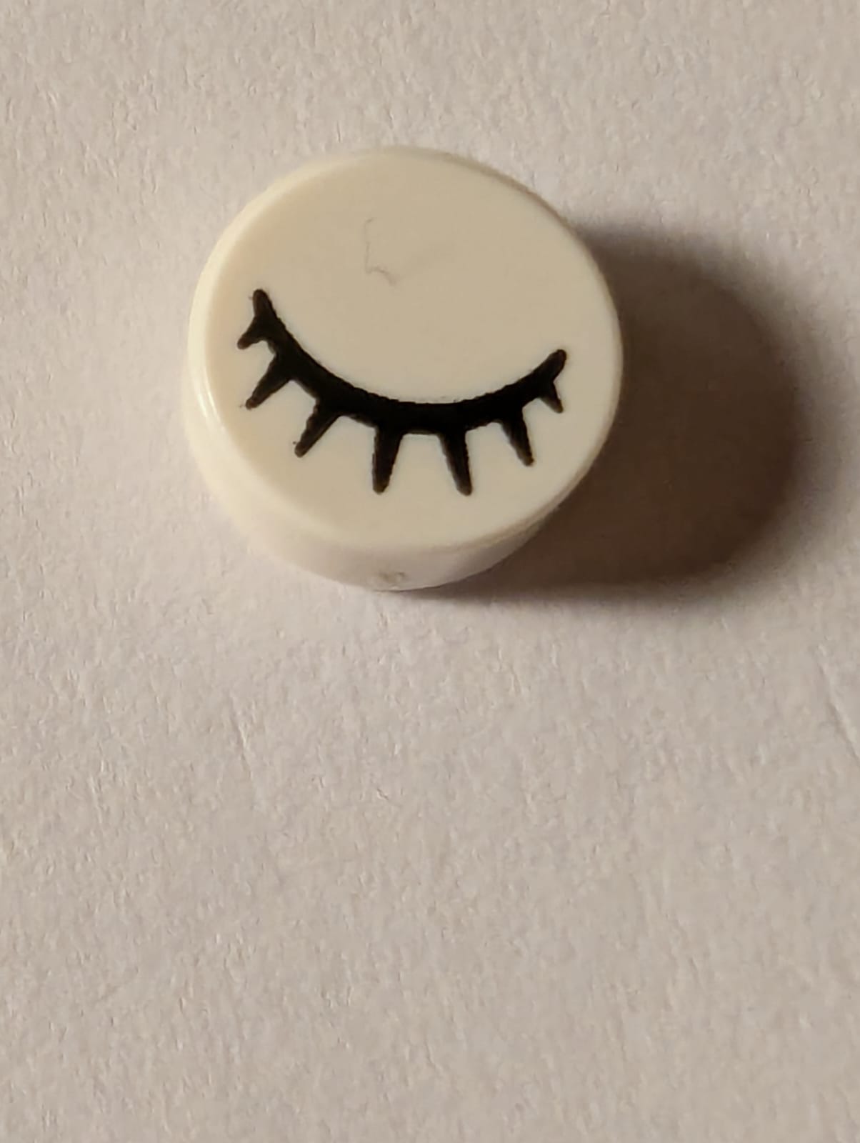 NEU Fliese, rund 1 x 1 mit geschlossenem schwarzen Auge mit 7 Wimpern Muster weiß