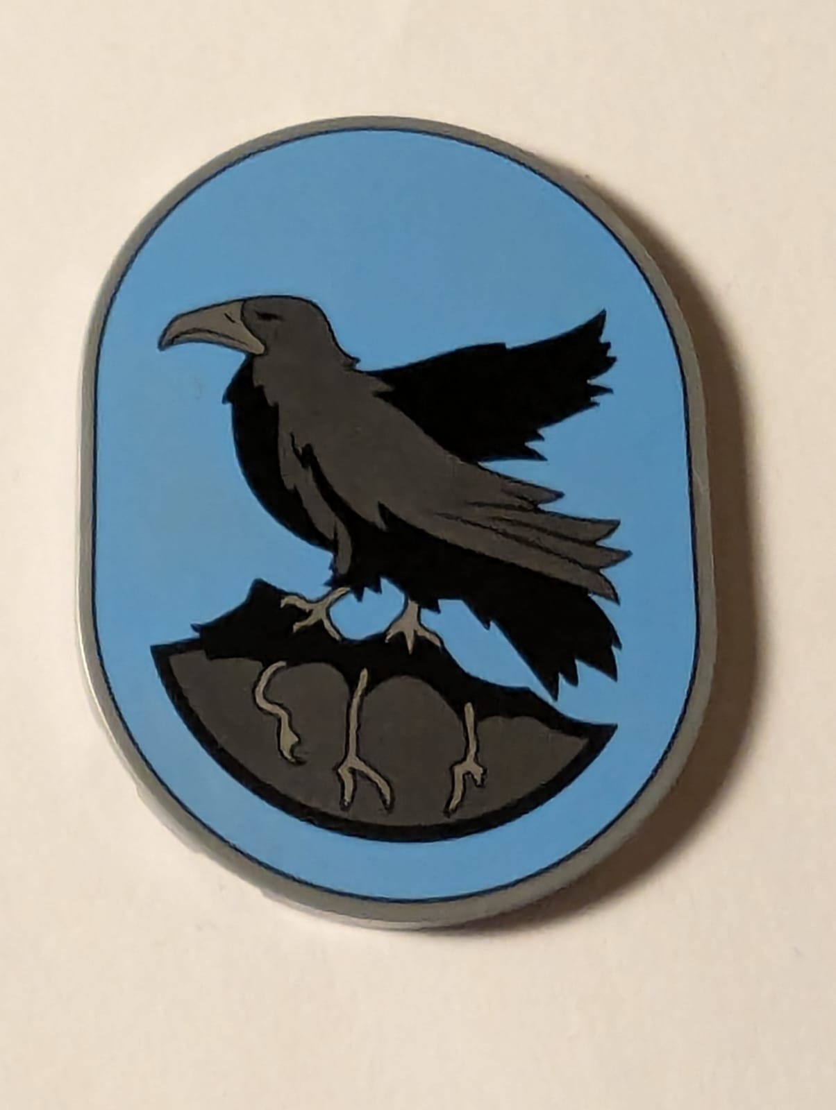 NEU Tile, Round 6 x 8 Oval with Ravenclaw Crest with Black and Pearl Dark Gray Eagle and Rock with Roots on Medium Blue Background Pattern pearlsilber flat silver