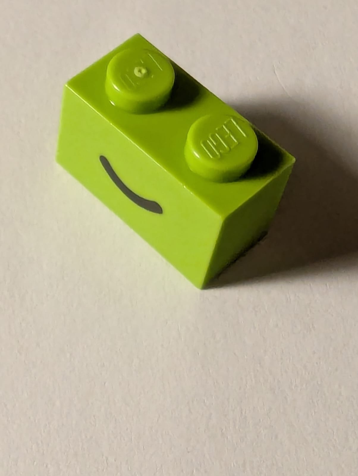 NEU Stein 1 x 2 mit schwarzem Lächelmuster in Form einer gebogenen Linie lindgrün