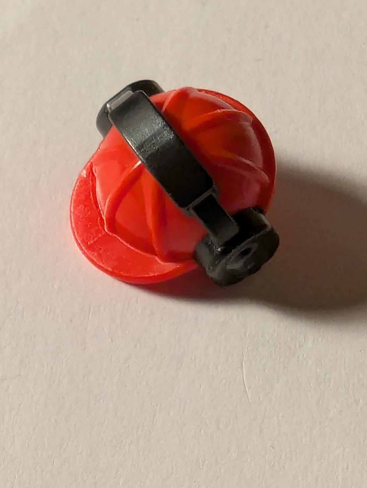 NEU Minifigur, Kopfteil Helm mit geformten schwarzen Ohrschützern / Kopfhörermuster rot