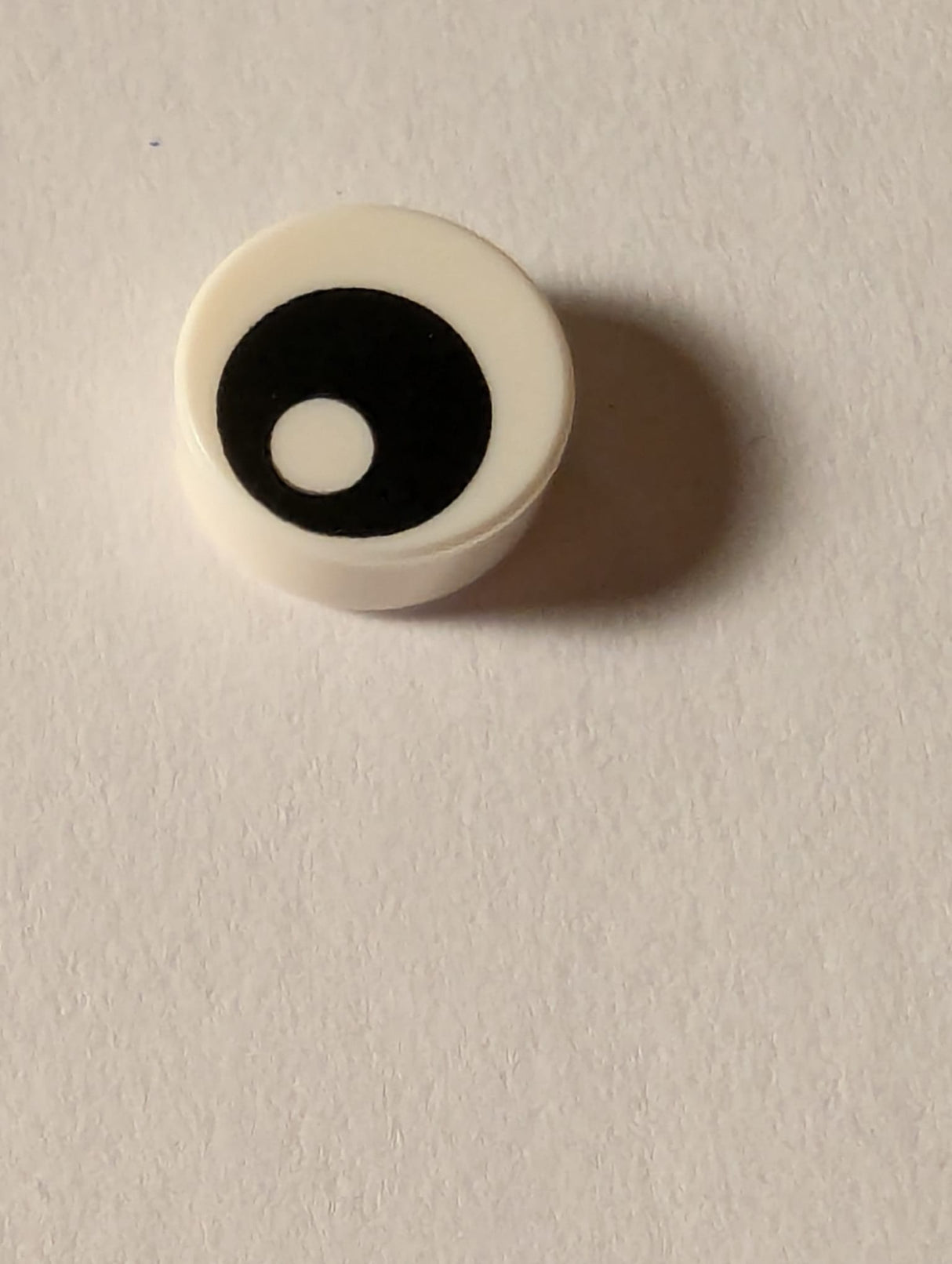 NEU Fliese, rund 1x1 mit schwarzem Auge und Pupillenmuster bedruckt, weiß