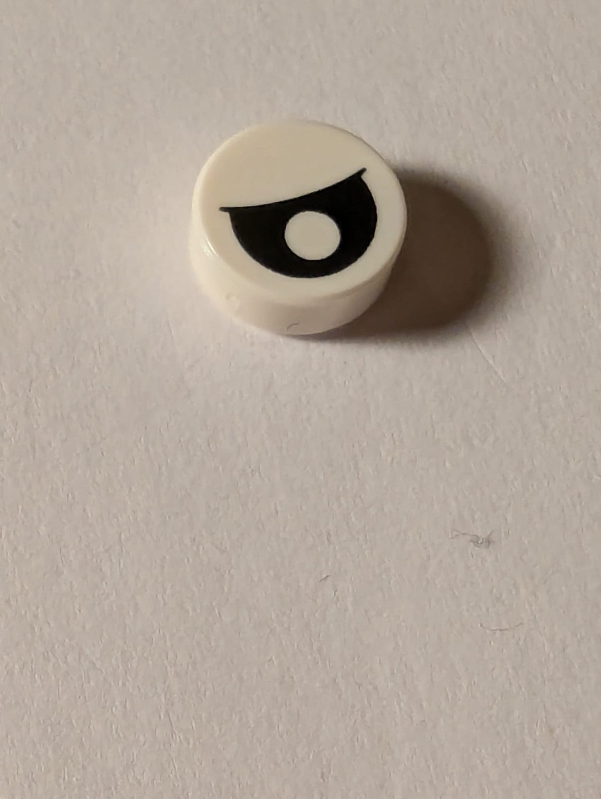 NEU Fliese, rund 1 x 1 mit schwarzem Auge teilweise geschlossen mit versetztem Pupillenmuster weiß