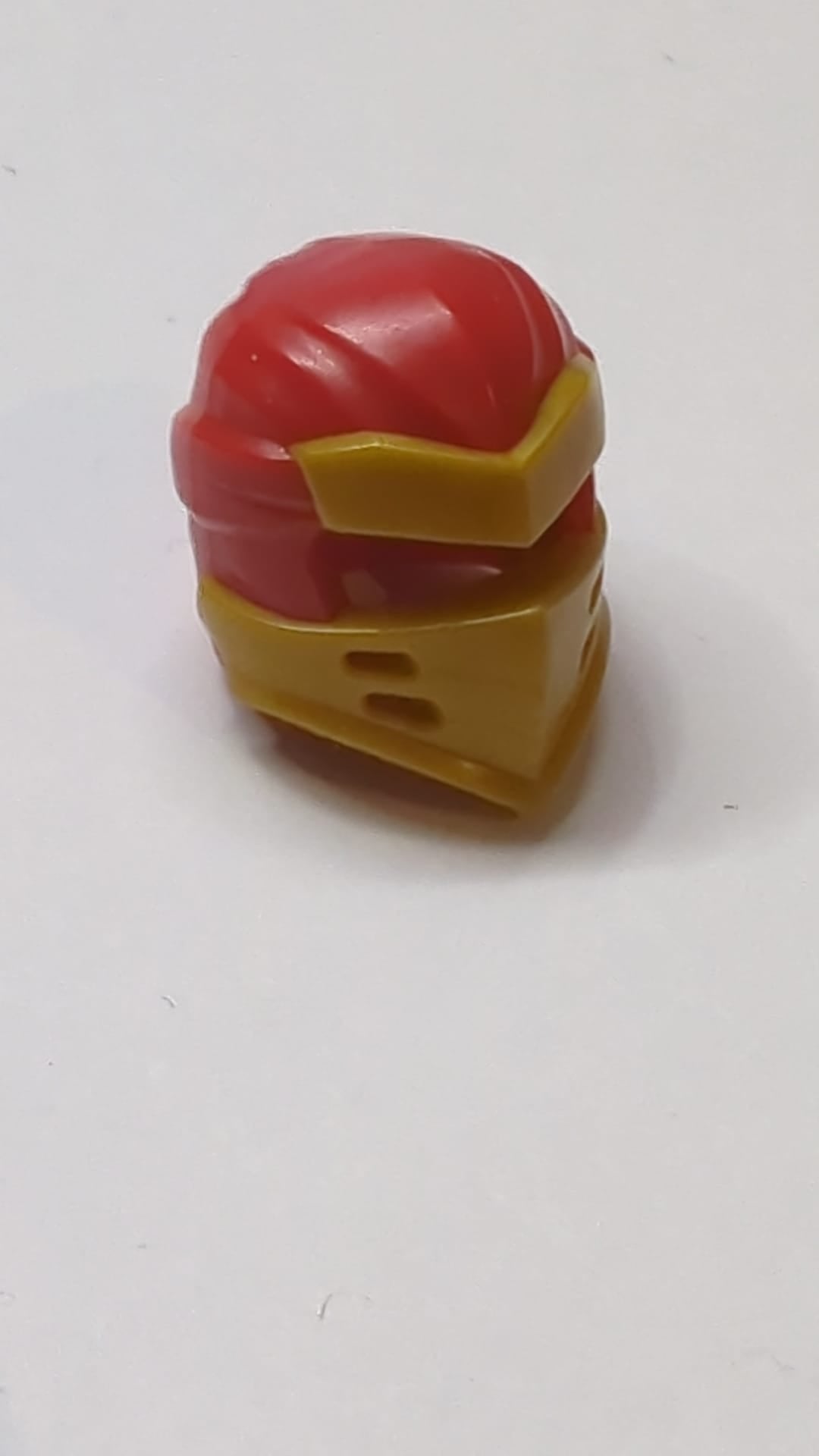Minifigur, Ninjago-Kopfbedeckung Typ 7 mit 4 Schlitzen vorne und geformtem perlgoldenen Rüstungsmuster rot