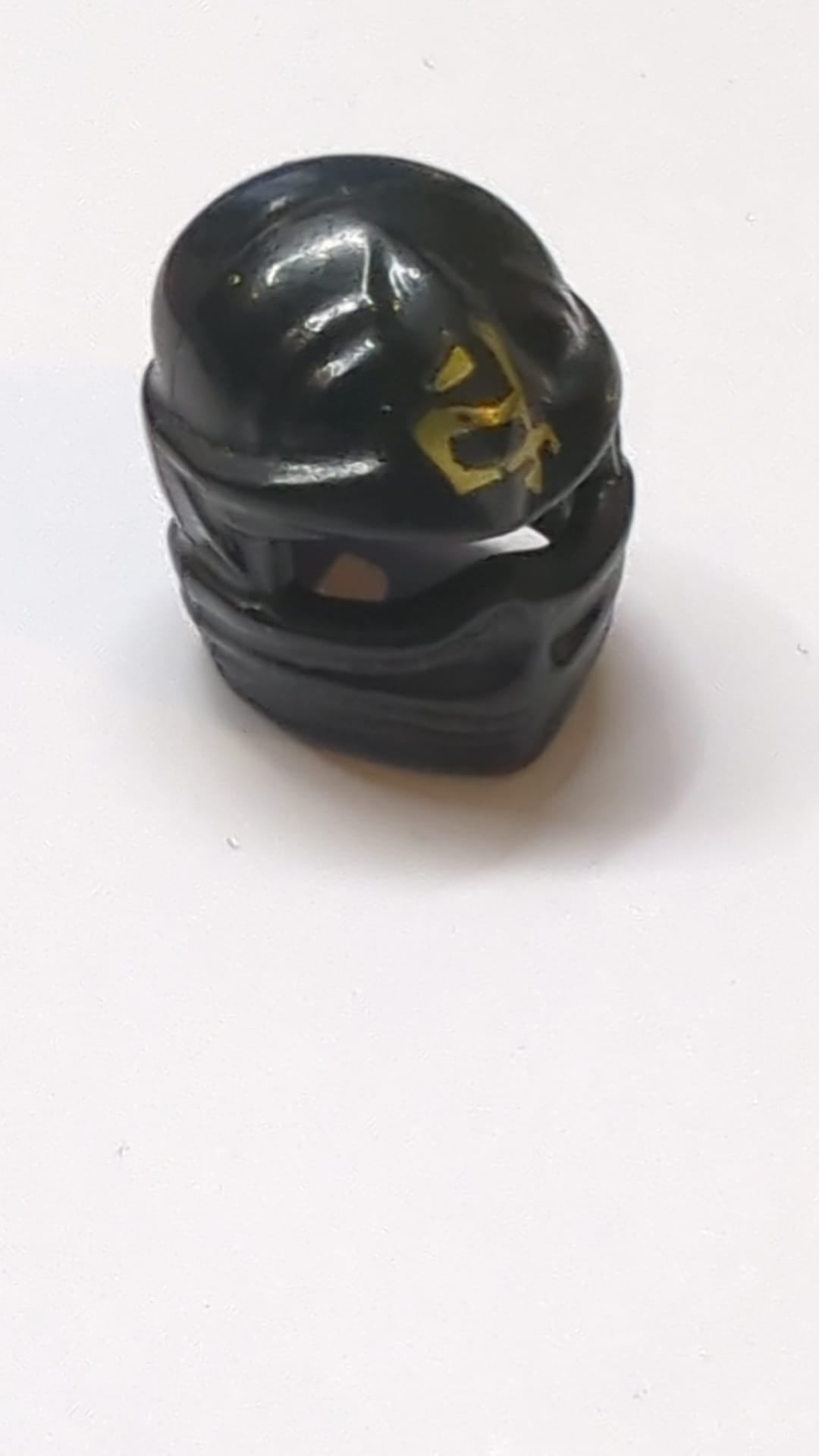Minifigur, Ninjago-Kopfbedeckung Typ 1 mit goldenem Ninjago-Logogramm „Erde“-Muster schwarz