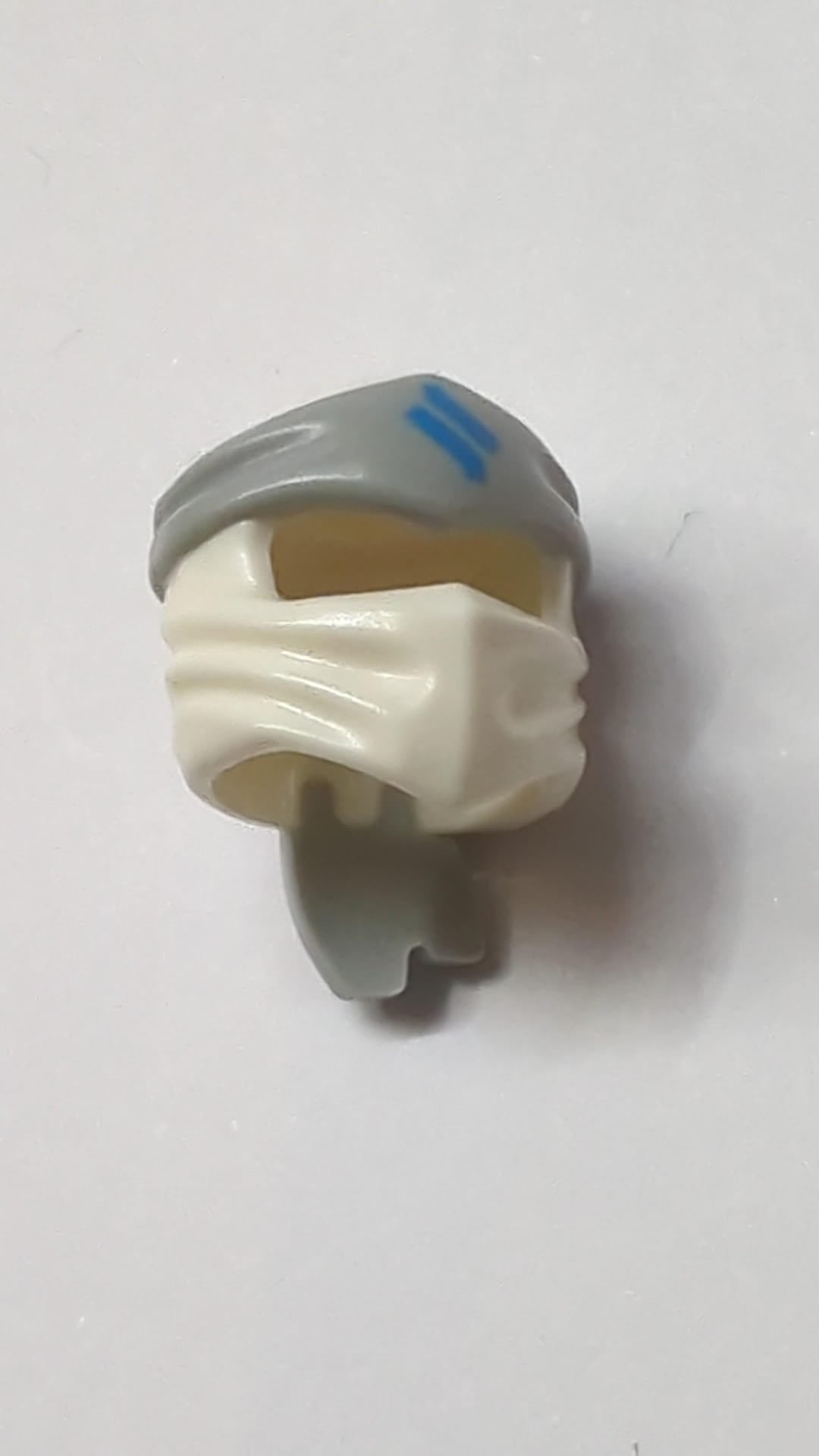 Minifigur, Ninjago-Kopfbedeckung Typ 4 mit geformtem hellblaugrauem Stirnband und aufgedrucktem dunkelblauen Ninjago-Logogramm-Buchstaben-Z-Muster weiß