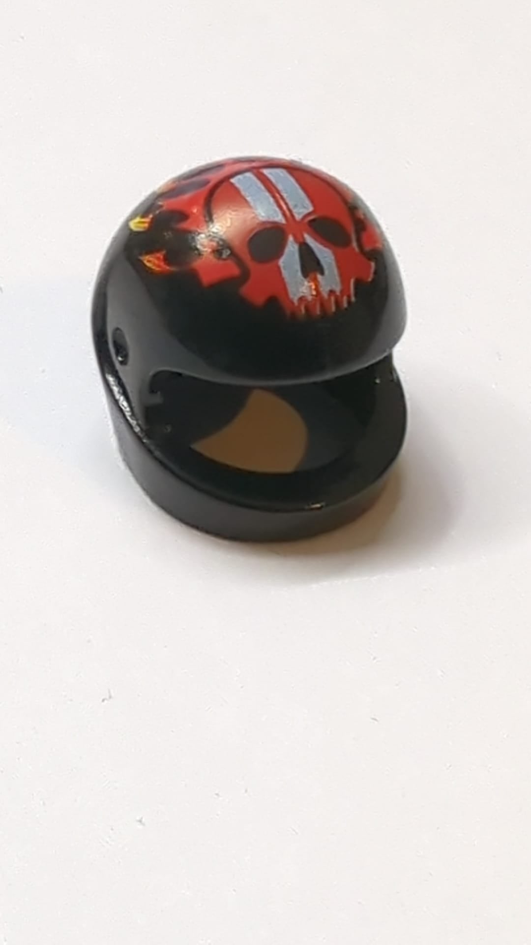 Minifigur, Kopfbedeckung Motorradhelm „Standard“ mit roten Flammen und Totenkopf mit weißen Streifen schwarz