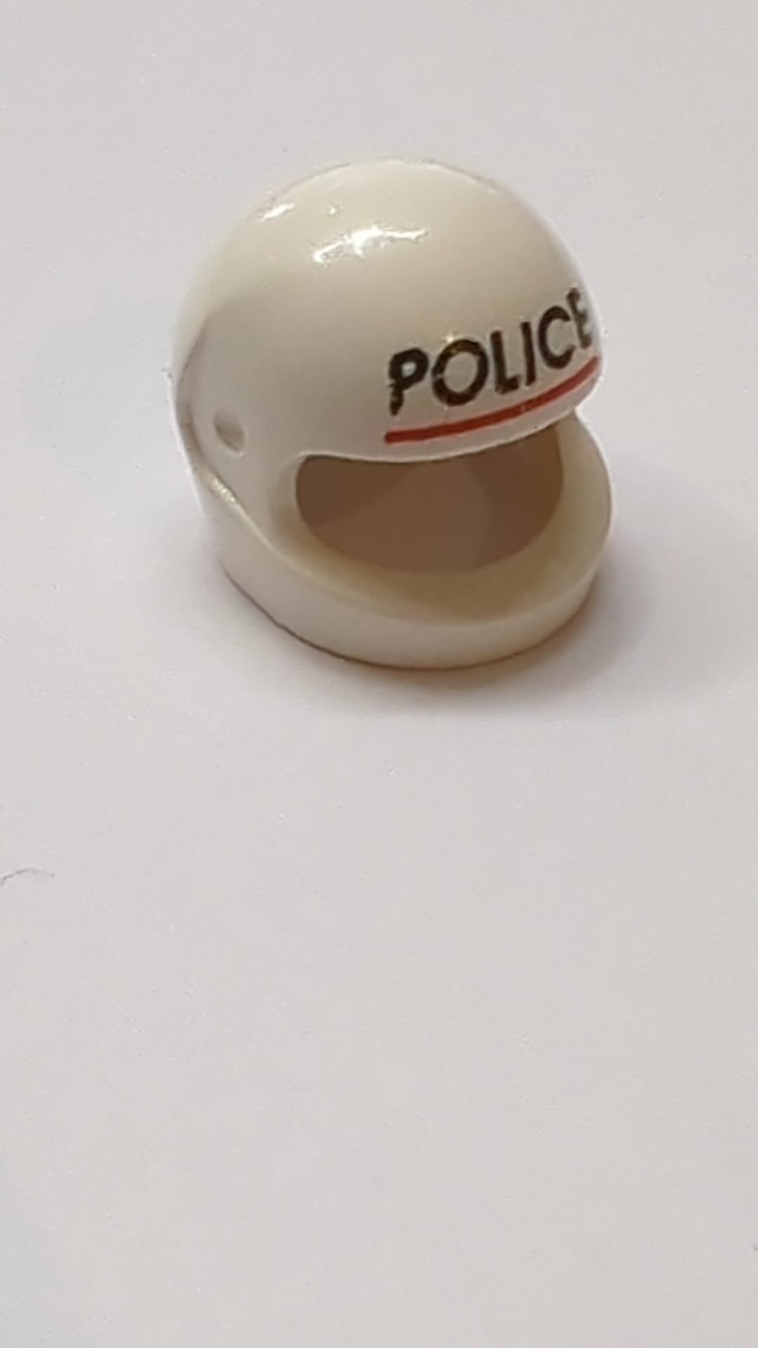 Minifigur, Motorradhelm (Standard) mit schwarzem 'POLIZEI'-Aufdruck und rotem Linienmuster weiß