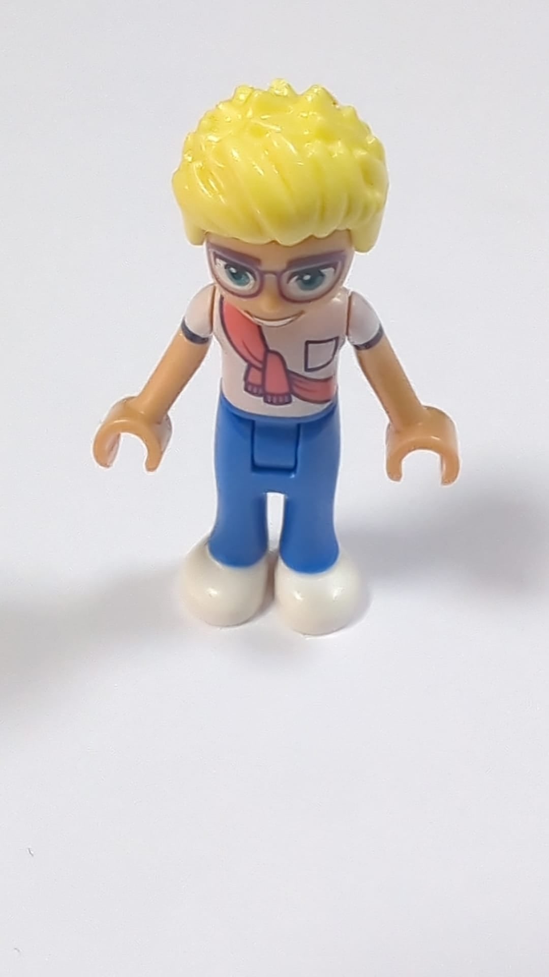 NEU Friends Olly - Weißes Hemd mit Korallenschal, blaue Hose, weiße Schuhe