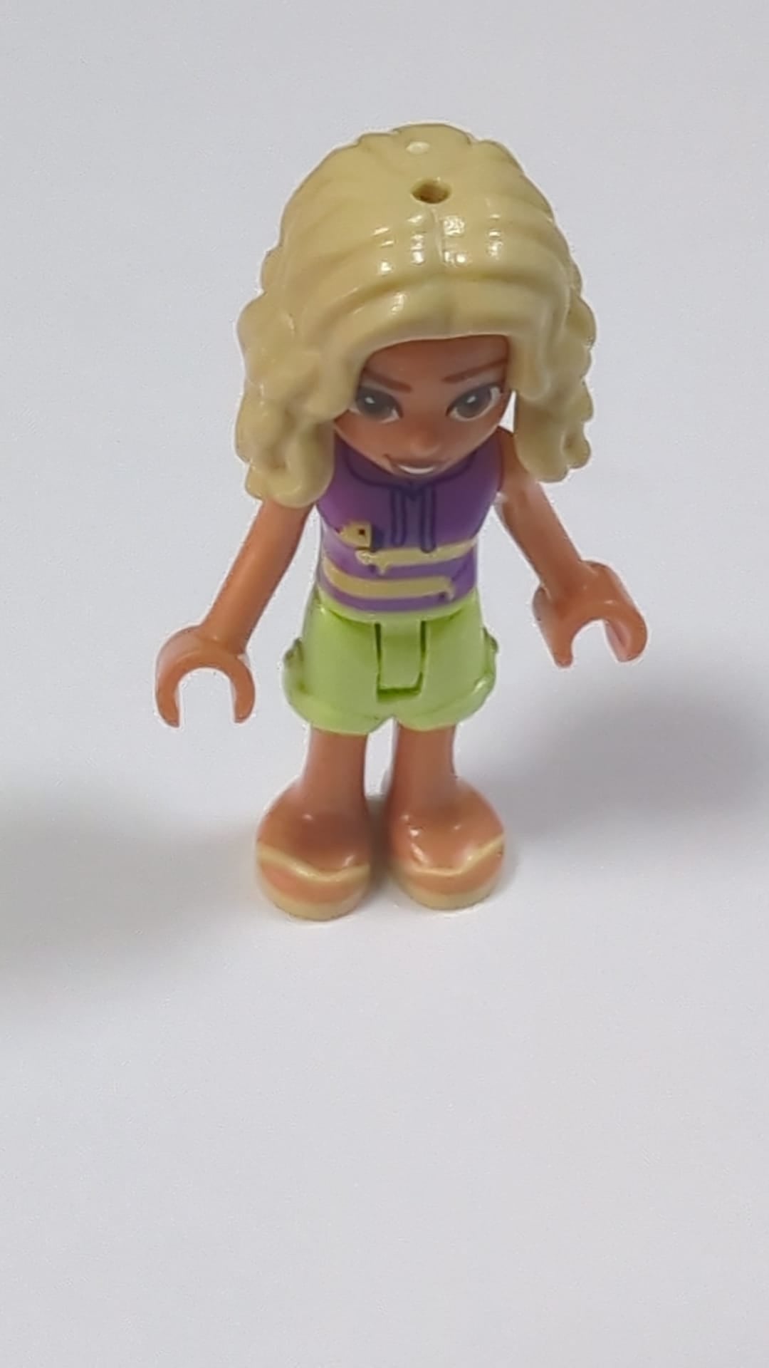 NEU Friends Nova - Mittlerer Lavendel-Ärmelloser Hoodie mit Dackel, Gelblich-grüne Shorts, Helle Gelbe Sandalen