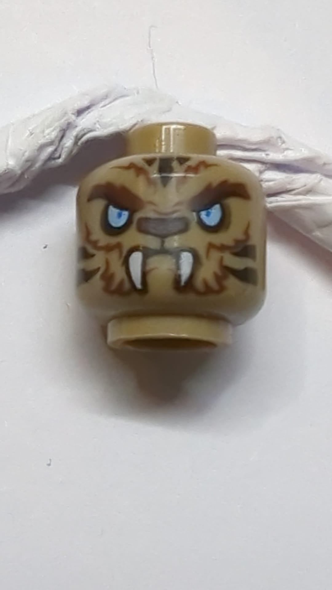 Minifigur, Kopf doppelseitiger Alien-Chima-Tiger mit Fell, Reißzähnen, hellblauen Augen und schwarzen Streifen, neutrales/wütendes Muster „Strainor“ dunkelbeige