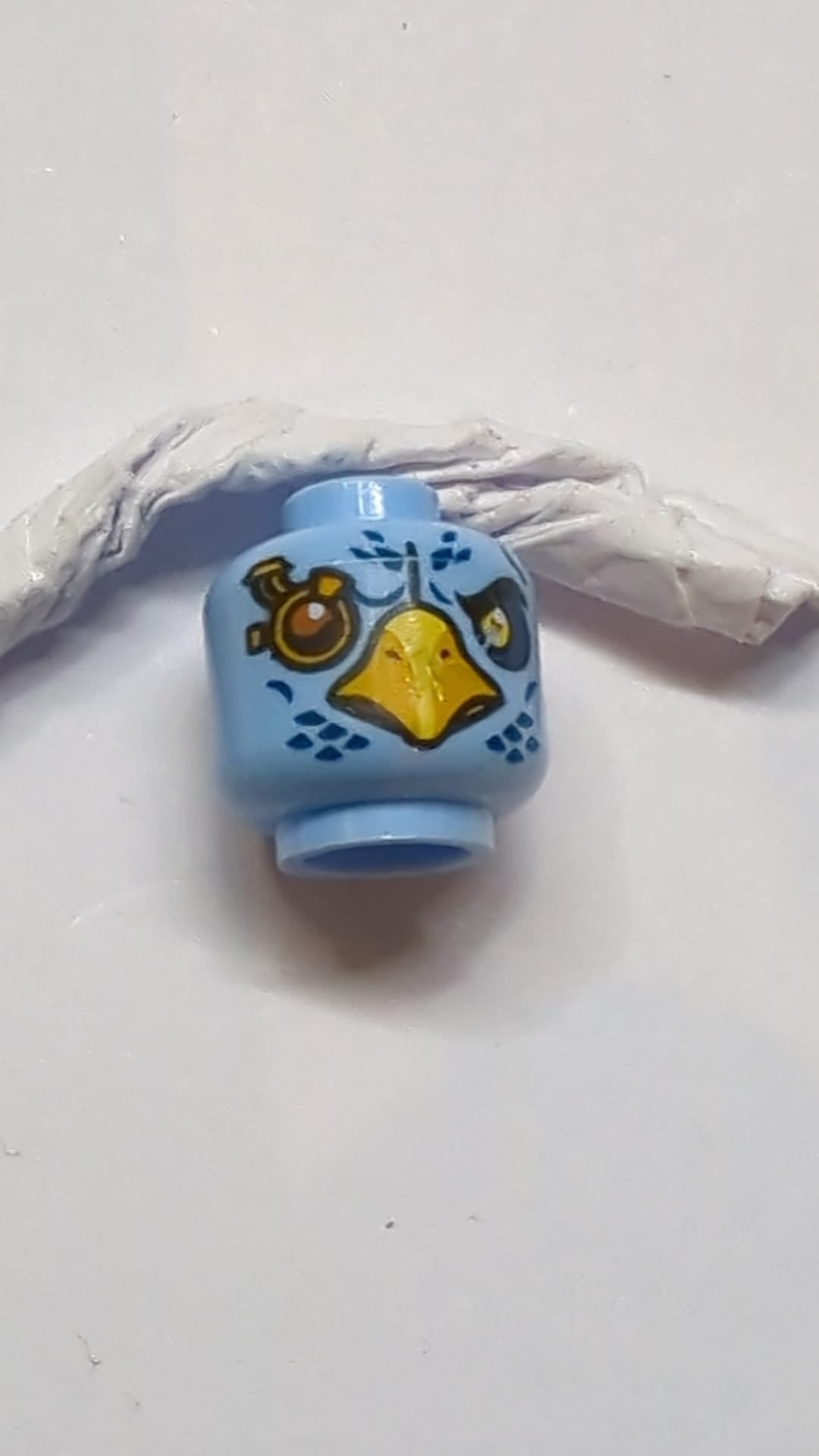 Minifigur, doppelseitiger Alien-Chima-Adlerkopf mit Schnabel, gelben Augen und dunkelblauen Federn, wütender Blick / goldenes Brillenmuster hellblau