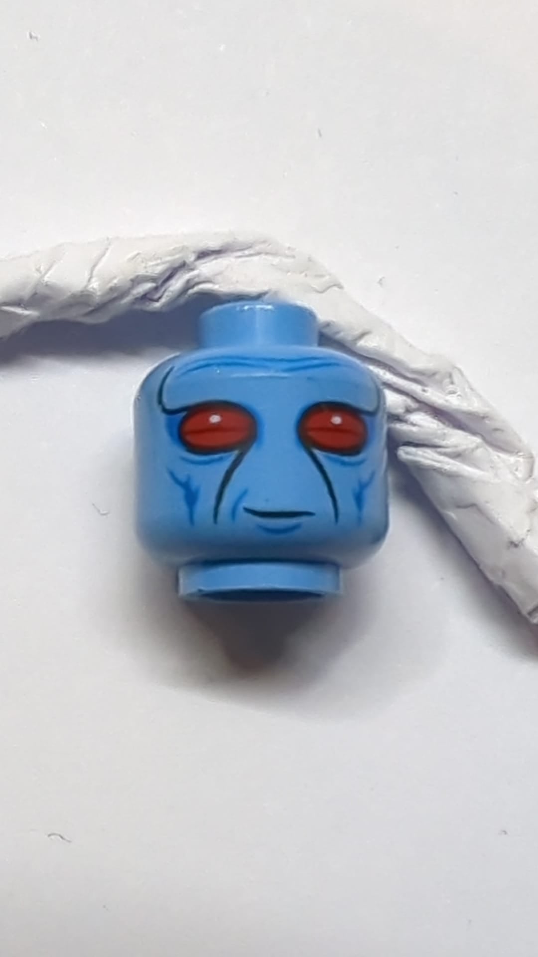 Minifigur, Alienkopf mit SW Duros dunkelblauen Gesichtszügen, großen roten Augen und leichtem Grinsen mittelblau