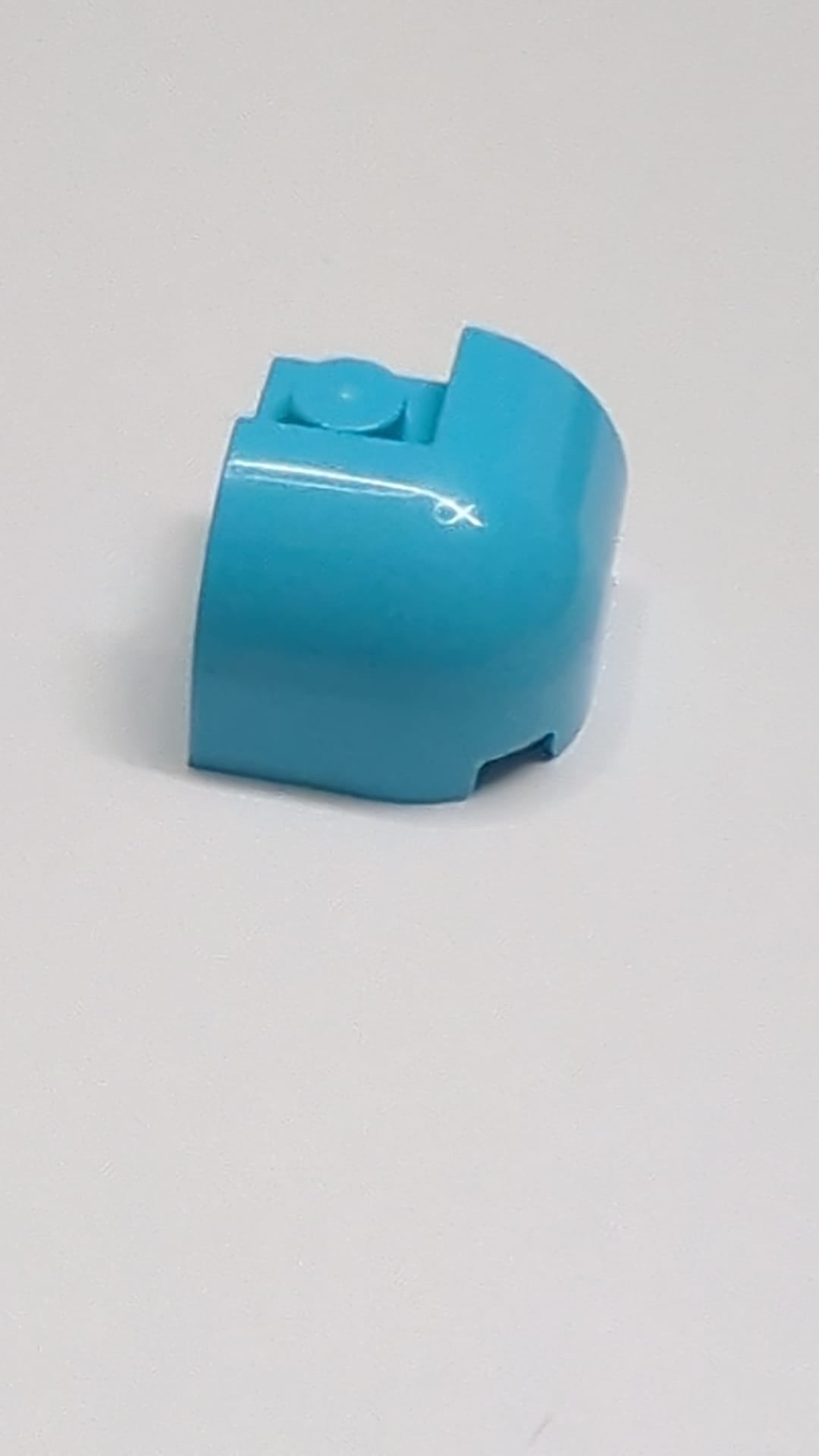 Schräge, gebogene 2 x 2 x 1 1/3 Eckabrundung mit versenktem Ständer azur