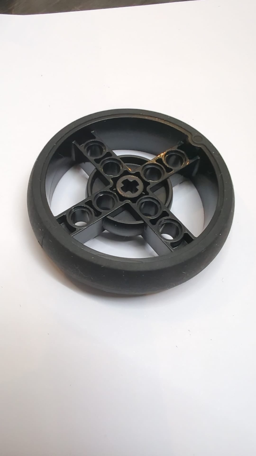 Technic-Rad 56 x 14 mit Achsenloch und 8 Stiftlöchern, geformtes schwarzes Hartgummi-Reifenprofil