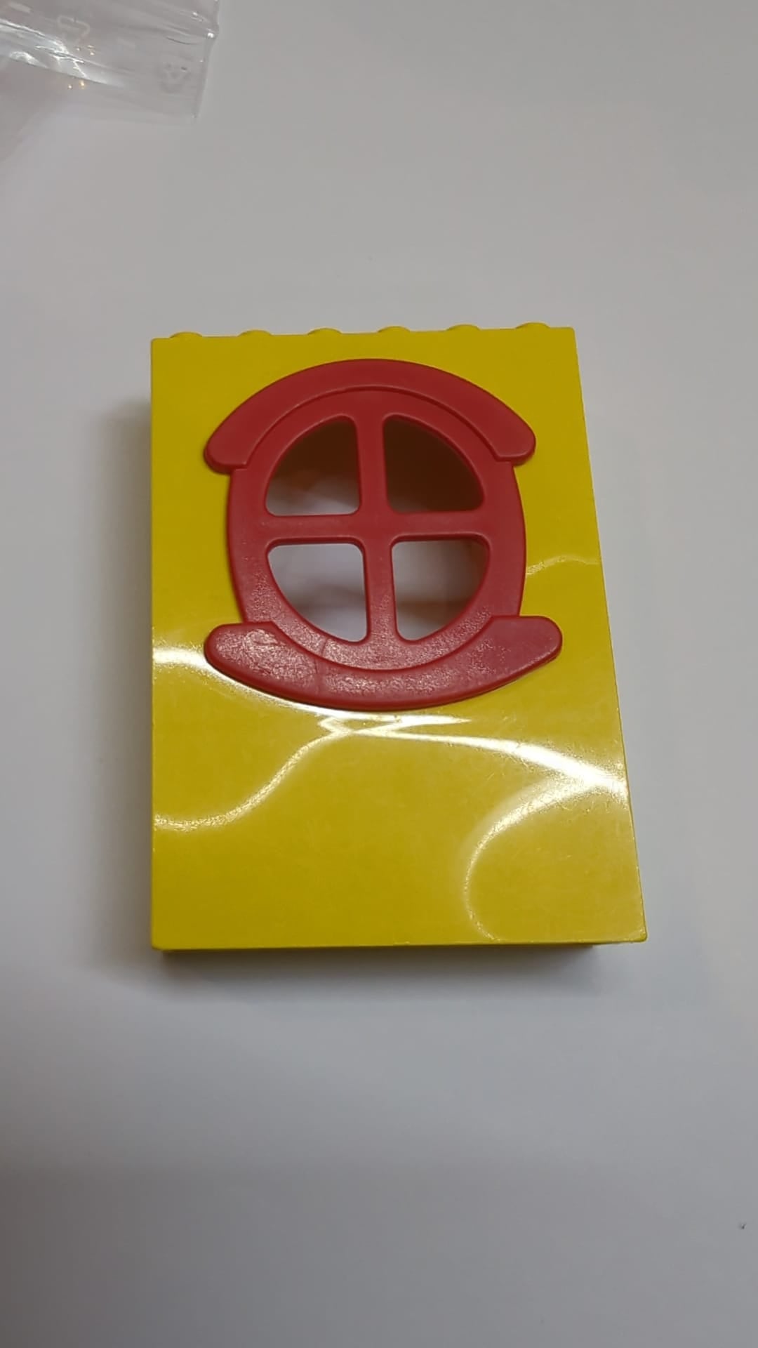 Fabuland Bausteinwand 2x6x7 mit rundem symmetrischen roten Fenster gelb