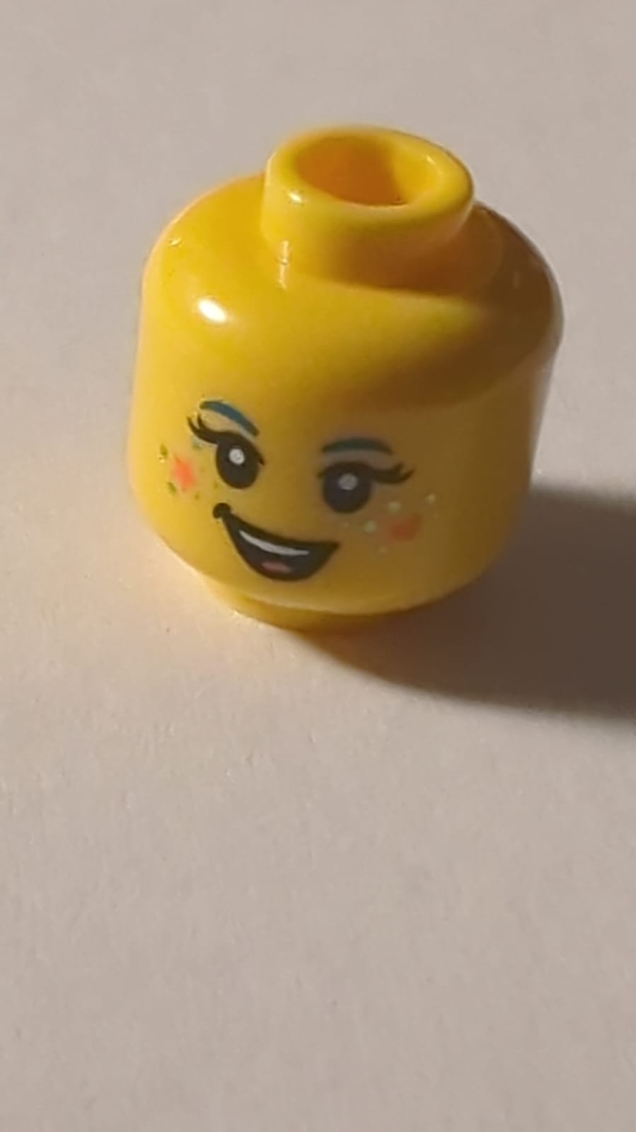 NEU Minifigur, Kopf doppelseitig weiblich, blaue Augenbrauen, korallrote Zunge, Stern und Herz, silberne Punkte, offenes Lächeln mit Zähnen und schwarzem offenen / geschlossenem Augen-Muster gelb