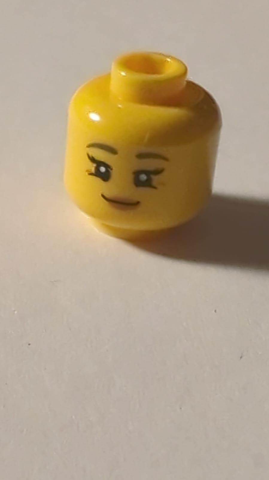 NEU Minifigur, Kopf doppelseitig weiblich, dunkel blaugraue Augenbrauen, schwarze Wimpern, mittlerer Nougat-Lippen, Grinsen / offenes Lächeln mit Zahn-Muster gelb