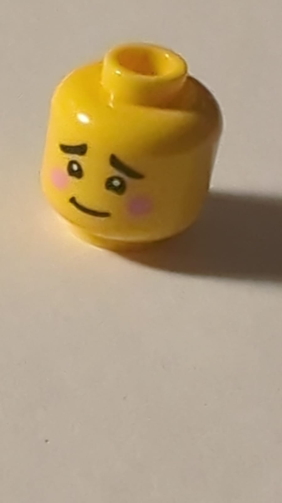 NEU Minifigur, Kopf mit schwarzen Augenbrauen, leuchtend pinken Wangen, besorgtem schiefem Grinsen Muster (BAM) gelb