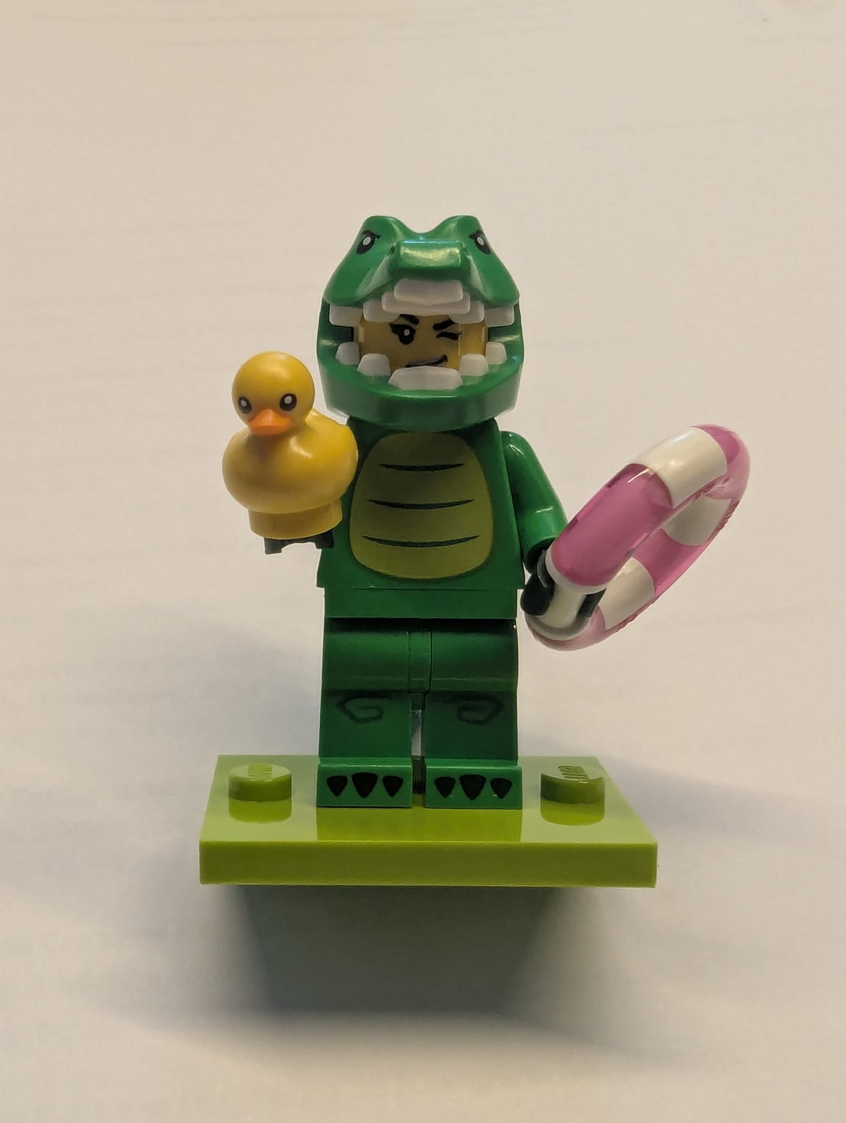 NEU Minifigur im Krokodil Kostüm mit Stand und Zubehör, Series 28 col28-8 (col468)