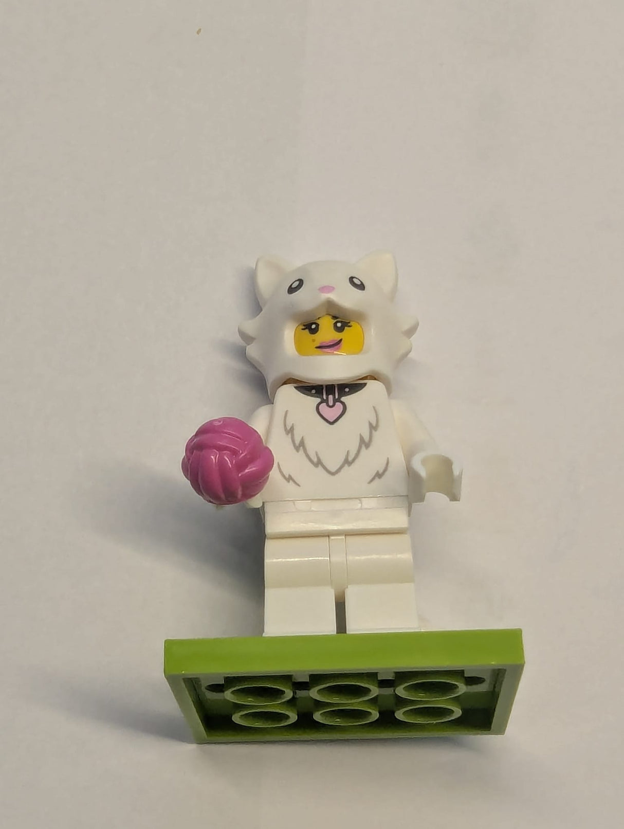 NEU Minifigur im Katzen Kostüm mit Stand und Zubehör, Series 28 col28-2 (col462)