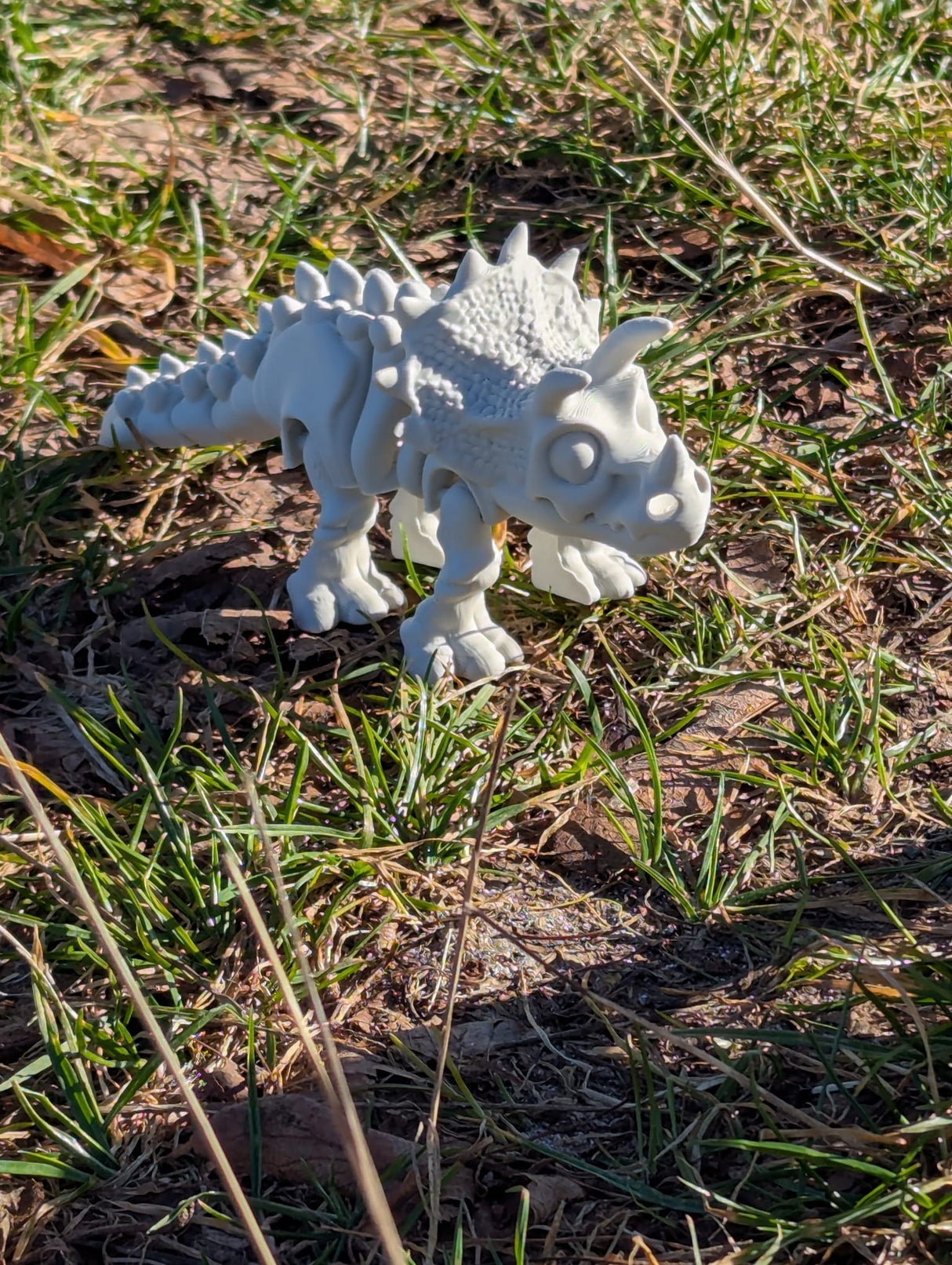 Flexibler Dinosaurier: Triceratops Skelett, es kann liegen und stehen 3D knochenweiß