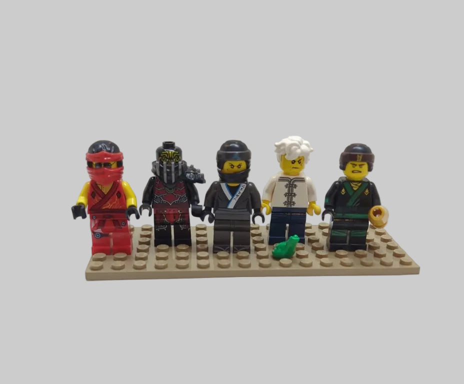 Bunte Tüte mit diesen 5 Minifiguren aus dem Bereich Ninjago njo09