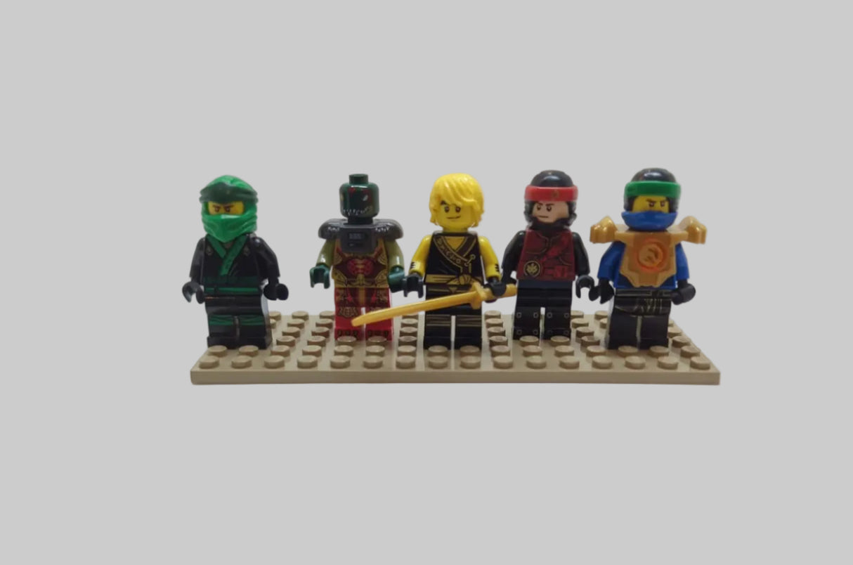 Bunte Tüte mit diesen 5 Minifiguren aus dem Bereich Ninjago njo12