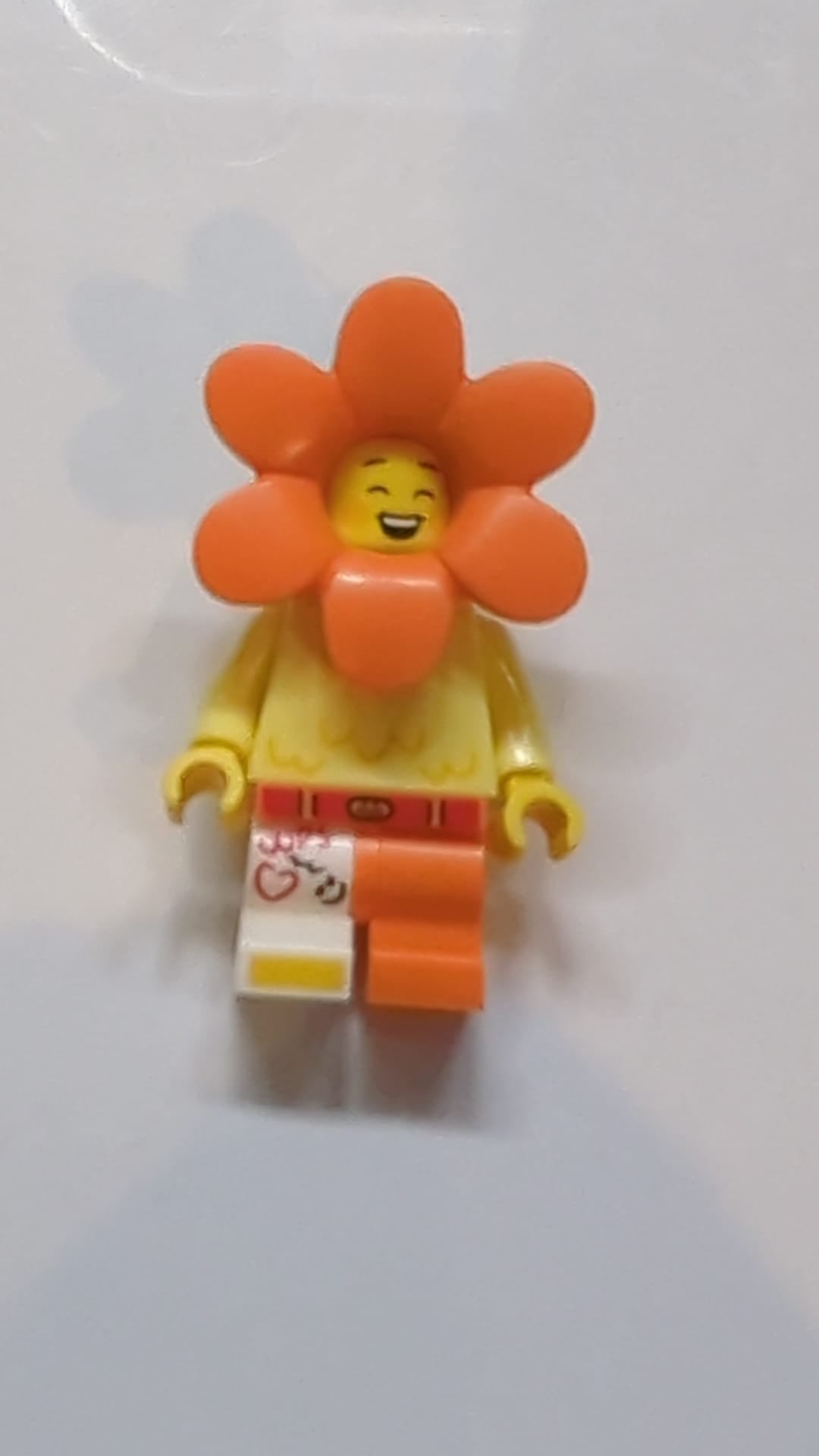 NEU Minifigur mit orangener Blüte, kurze Beine