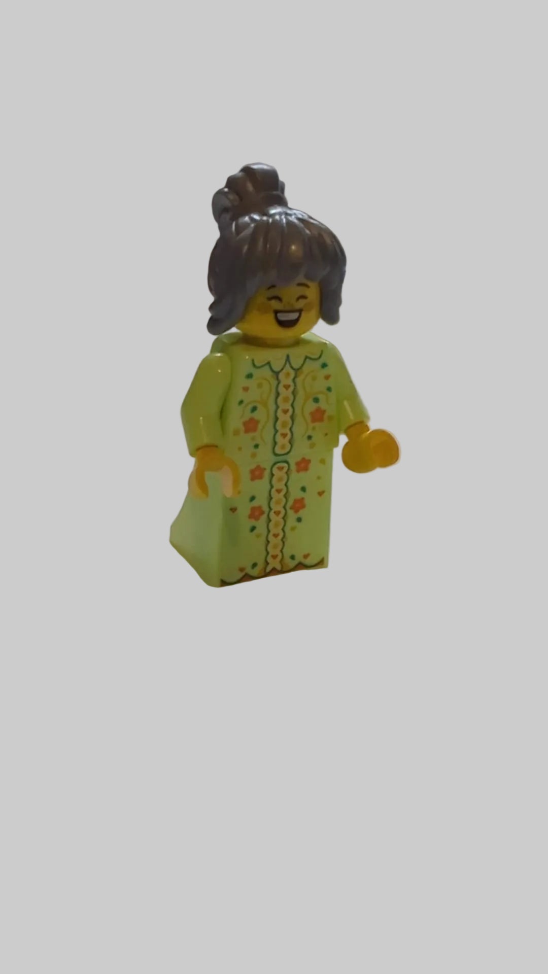 NEU Minifigur mit Rock und grauem Zopf