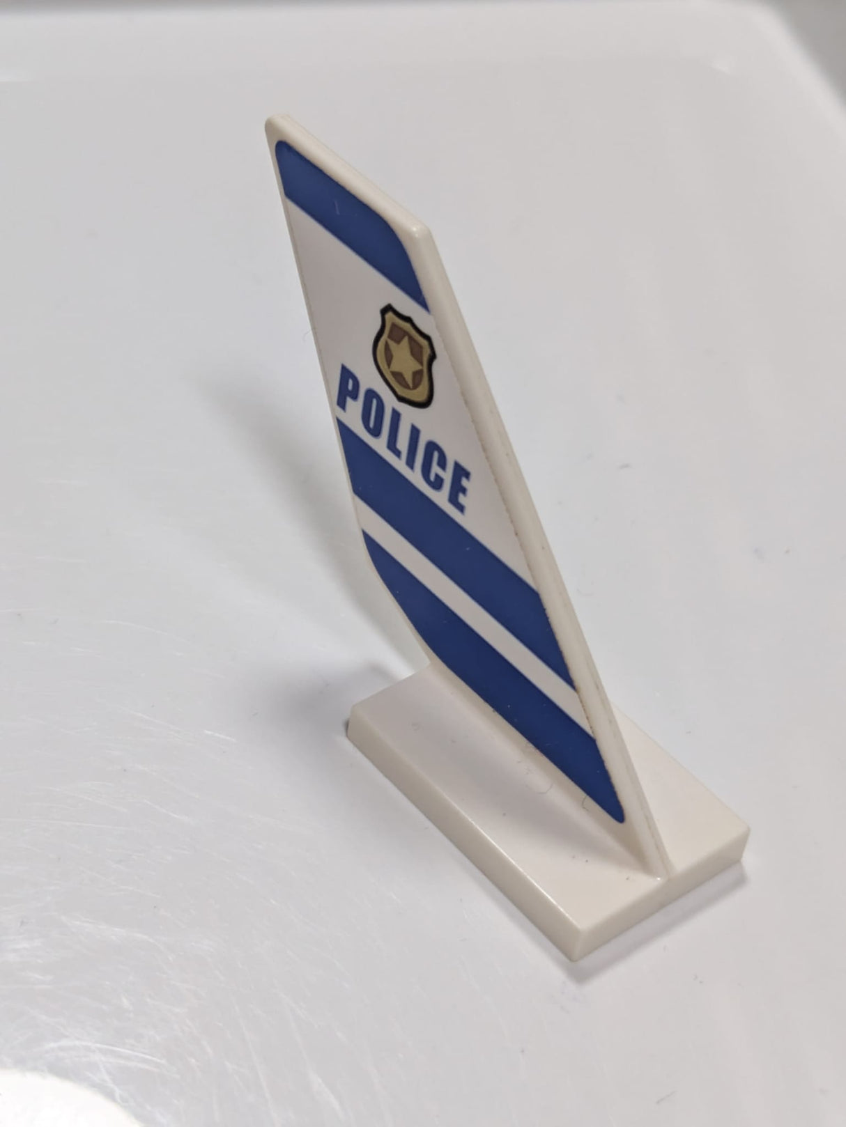 Heckteil mit „POLICE“-Schriftzug, Abzeichen und blauem Streifenmuster auf beiden Seiten (Aufkleber) – Set 60138 weiß