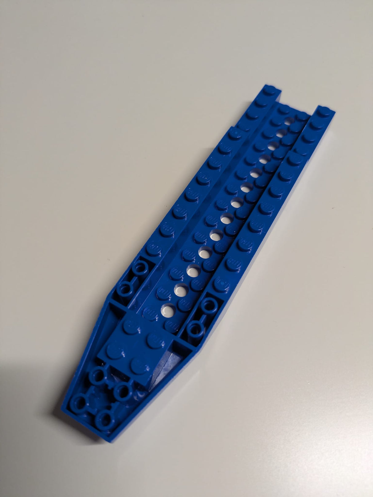 4x18x1 Flugzeugrumpf, vorderer unterer Winkel, 1/3 Zoll, mit 2 x 14 Zoll vertiefter Mitte und 13 Löchern blau