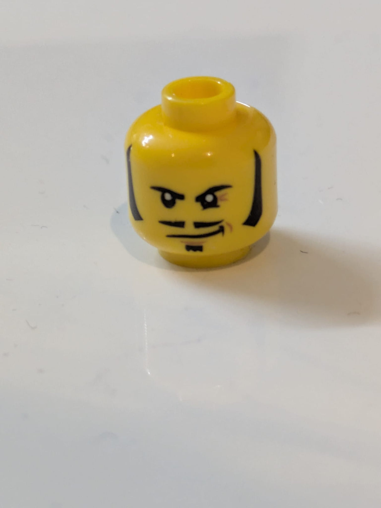 Minifigur, Kopf männlich mit Koteletten, Schnurrbart, Falten und Schmunzeln Muster (Rodney Rathbone) gelb