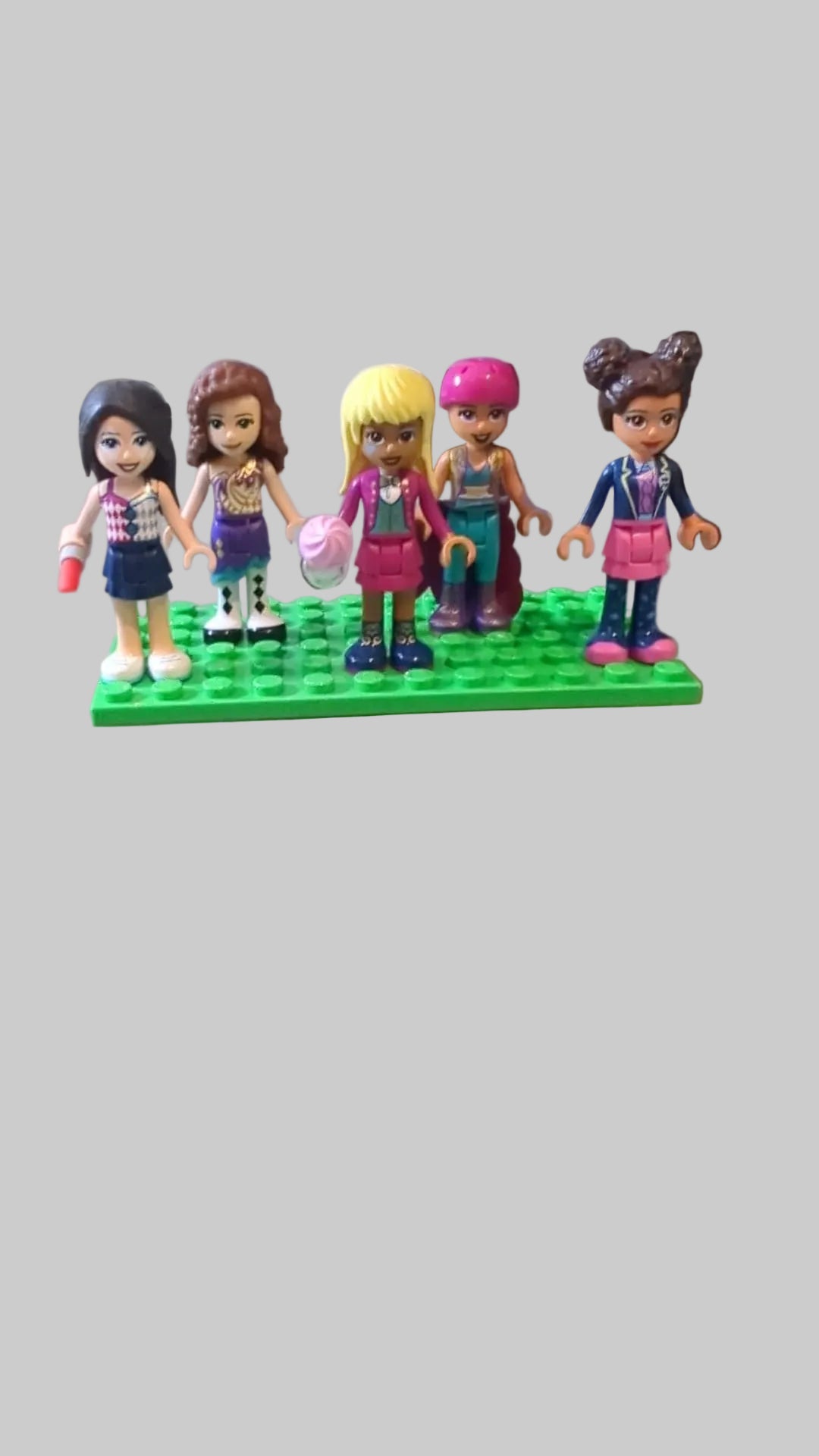 Bunte Tüte mit diesen 5 Minifiguren aus dem Bereich Friends frnd39