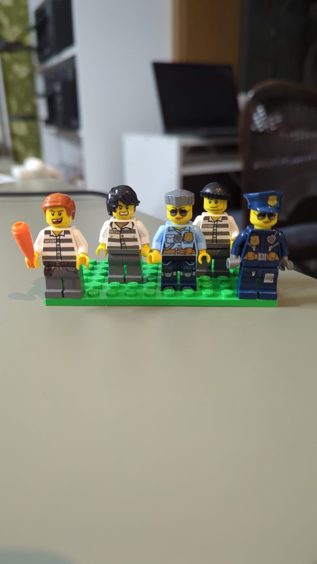 Bunte Tüte mit diesen 5 Minifiguren "Polizei" aus dem Bereich City cty128