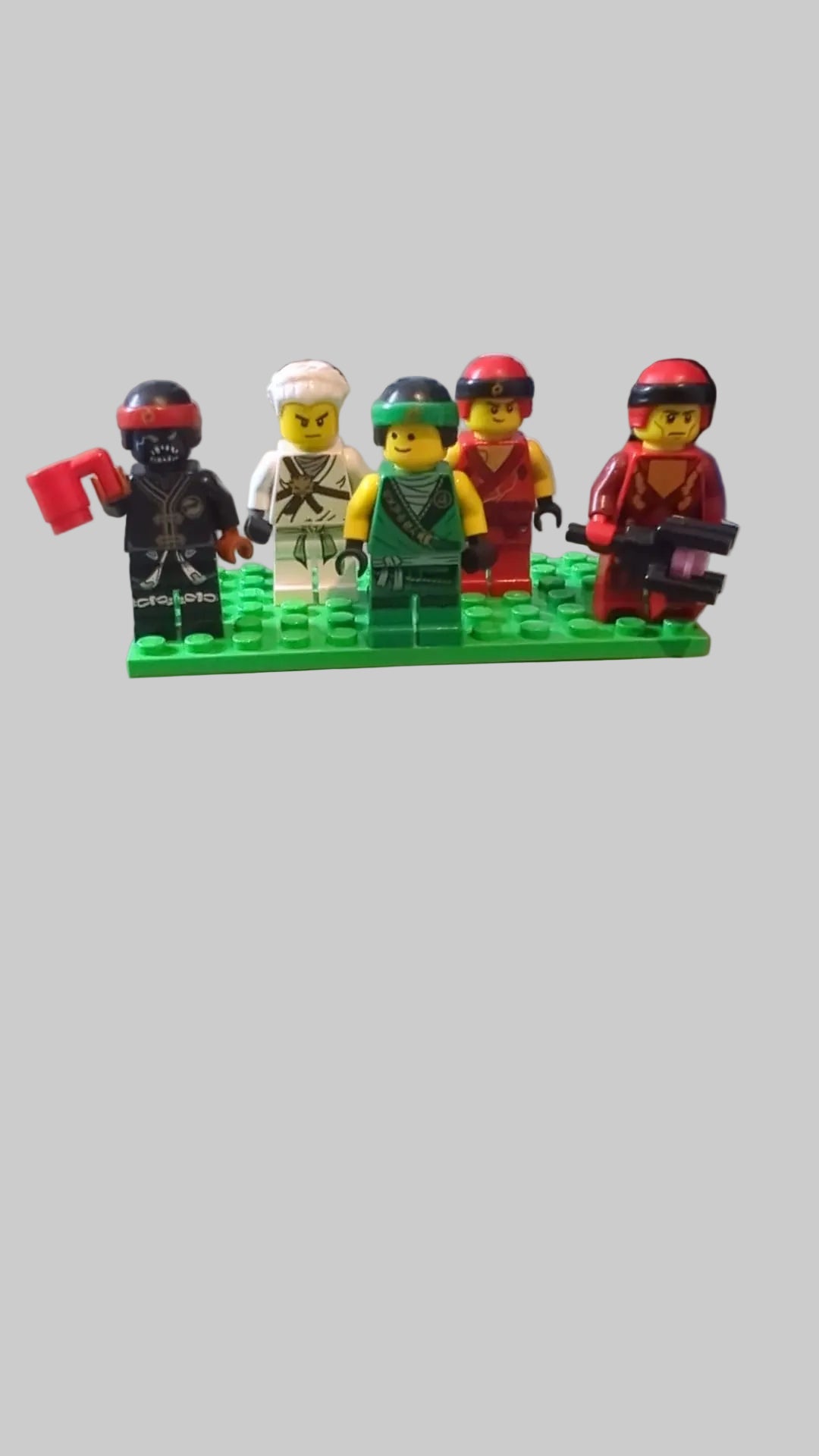 Bunte Tüte mit diesen 5 Minifiguren aus dem Bereich Ninjago njo14