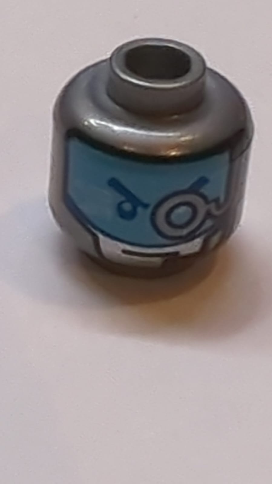 Kopf eines doppelseitigen Alien-Roboters mit silbernem Gesicht, mittleren azurblauen Augen / mittlerer azurblauer Visier mit Headset- und Augenstückmuster