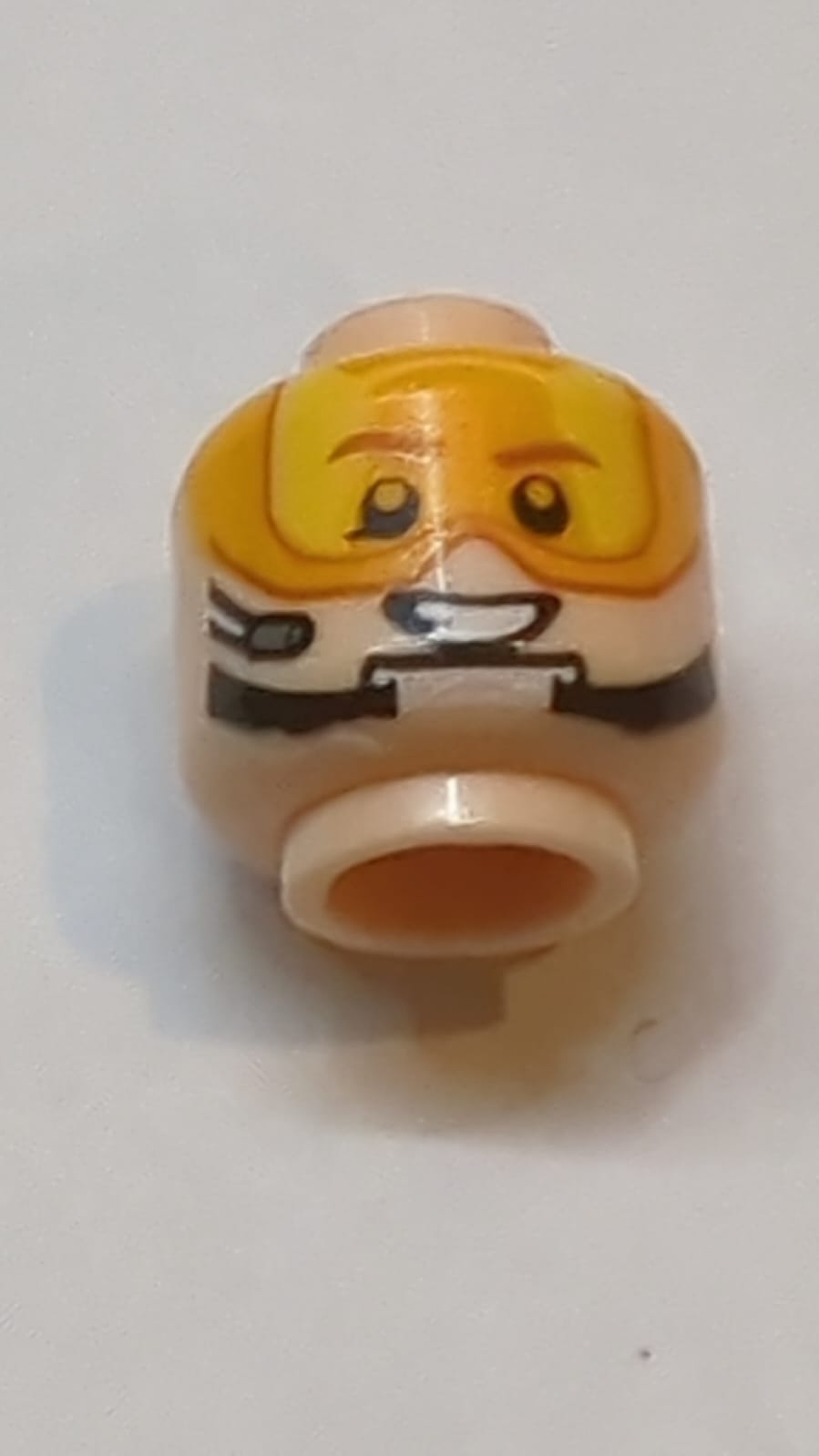 Kopf mit doppelseitigem orangefarbenem Visier, braunen Augenbrauen, Kinnriemen, Headset, Lächeln / verängstigtes Muster