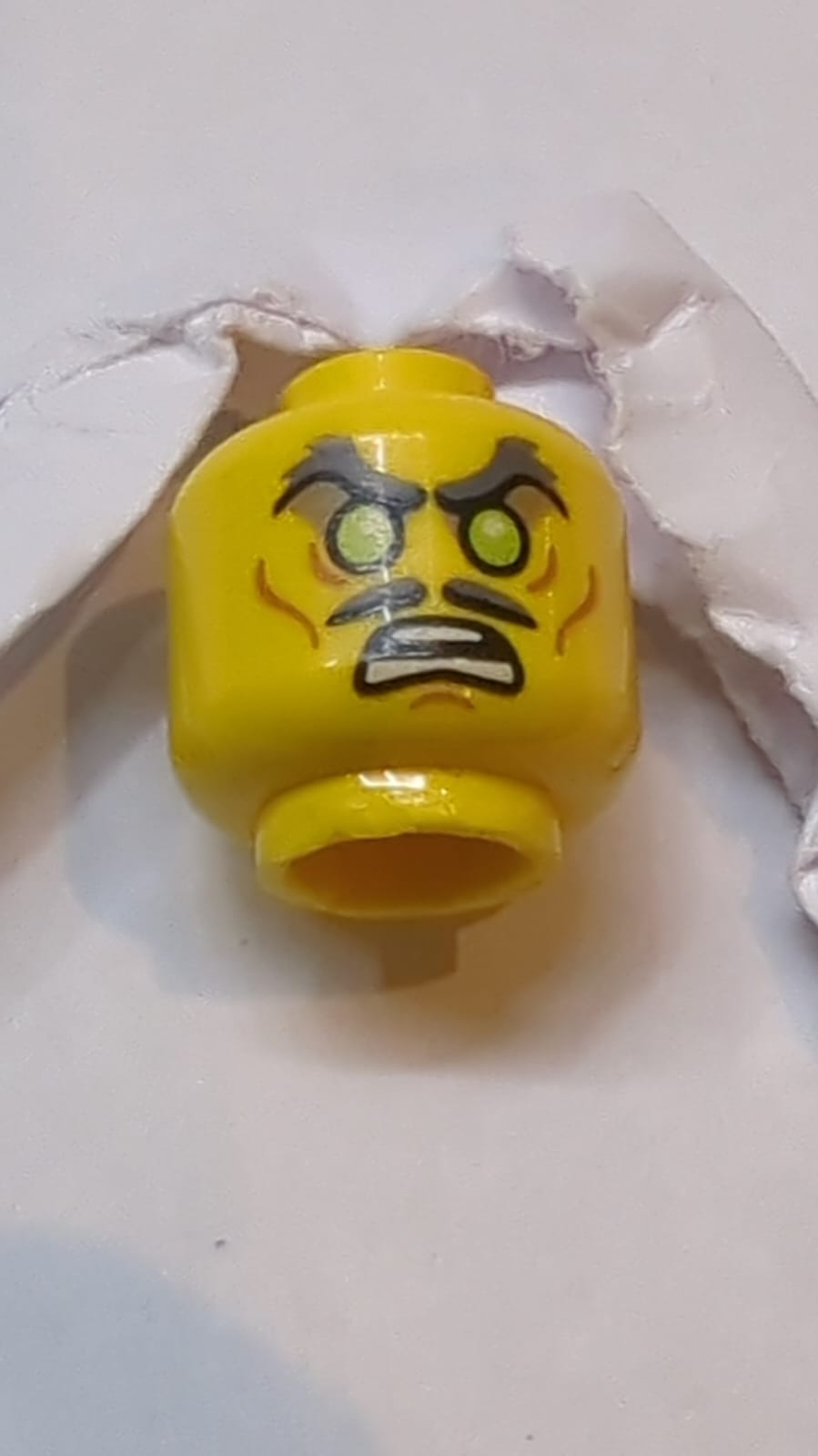 Kopf mit doppelseitigem Schnurrbart-Split, Sternförmige dunkel-bläuliche dicke Augenbrauen, eingefallene Augen, Falten / grüne Augen, wütendes Muster