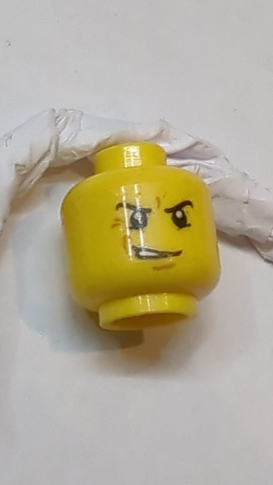 Kopfdoppelseitige schwarze Augenbrauen, mittleres Nougat-Kinn-Grübchen, untere Augenlider und schiefe geöffnete Mundverzerrung mit Zähnen / überraschter Ausdruck