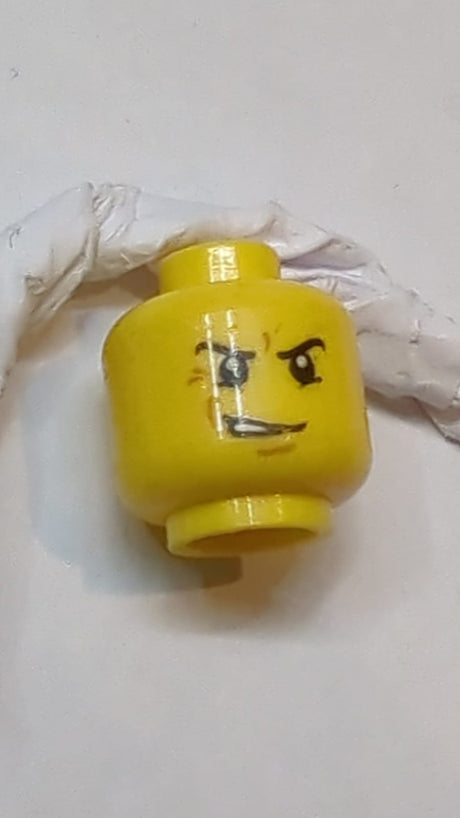 Kopfdoppelseitige schwarze Augenbrauen, mittleres Nougat-Kinn-Grübchen, untere Augenlider und schiefe geöffnete Mundverzerrung mit Zähnen / überraschter Ausdruck