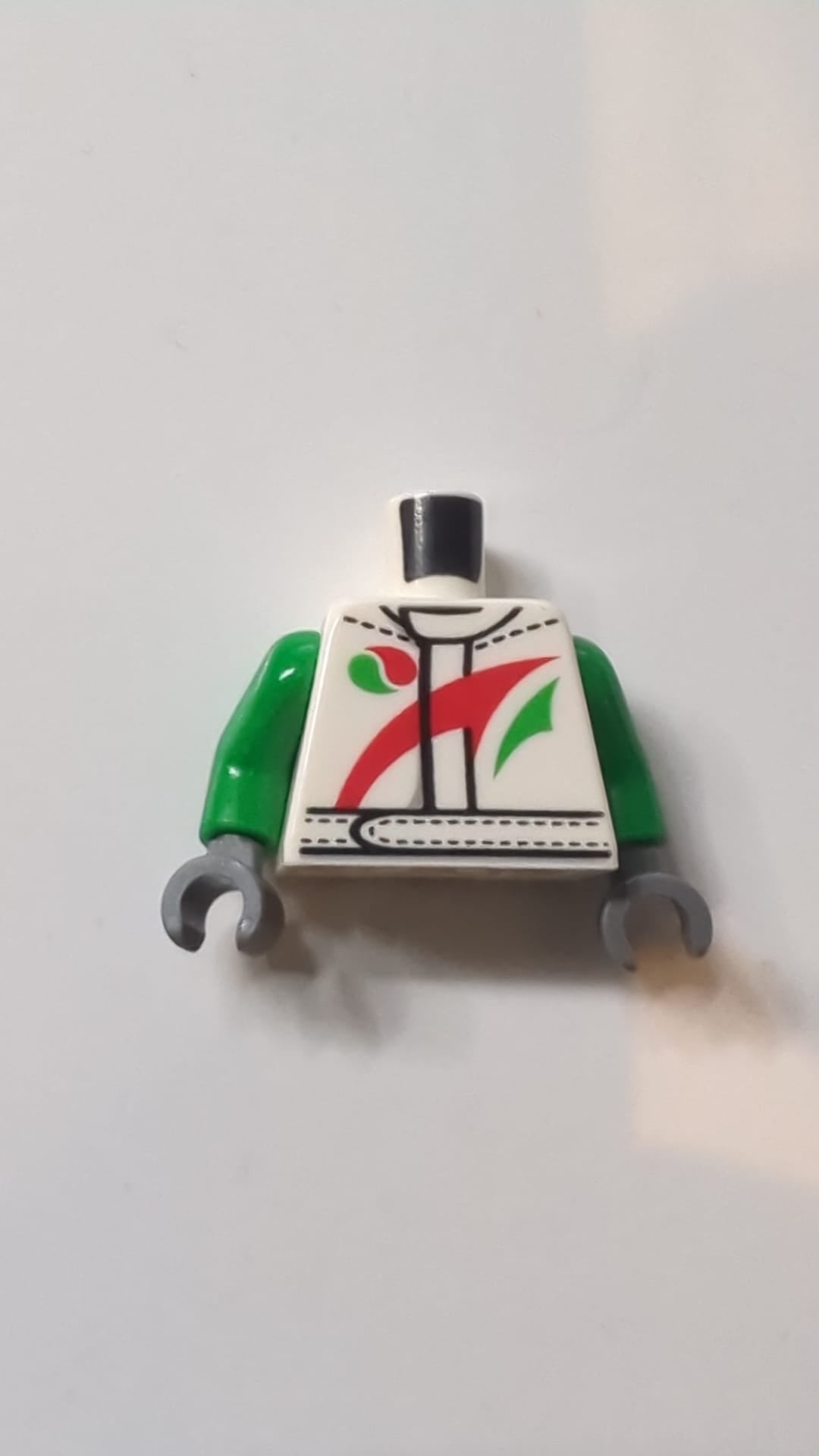 Torso Octan Logo Jacke mit rot-grünem Streifenmuster / Grüne Ärmel / Dunkelblaugraue Hände weiß