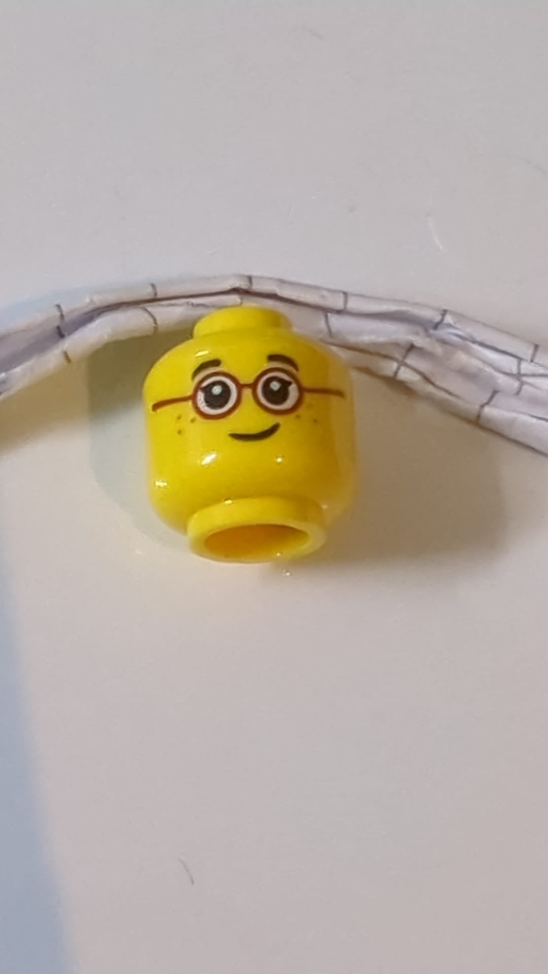 NEU Minifigur, Kopf: Kind, schwarze Augenbrauen, einzelne Wimpern, Brille mit rotem, rundem Rahmen, Sommersprossen, schiefes Grinsen gelb
