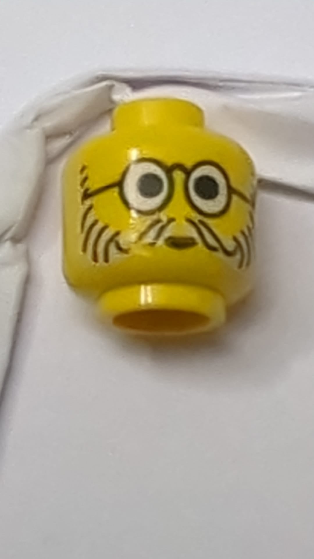 Minifigur, Kopf mit Brille (runde Gläser), graues Linienmuster für Bart und Schnurrbart gelb